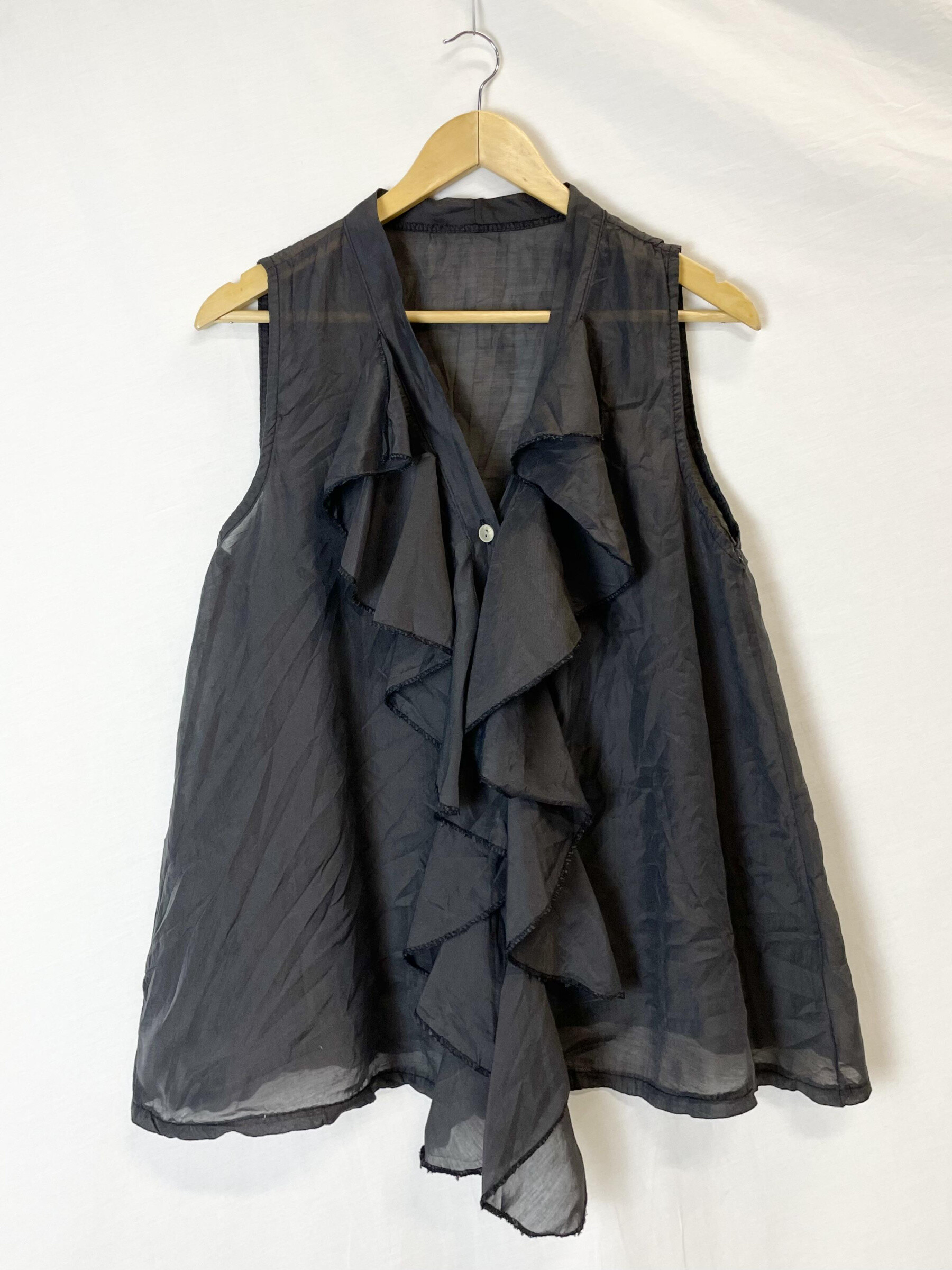Mayorista Catherine Style - Blusa sin mangas con volantes. Ligero fluido tacto sedoso