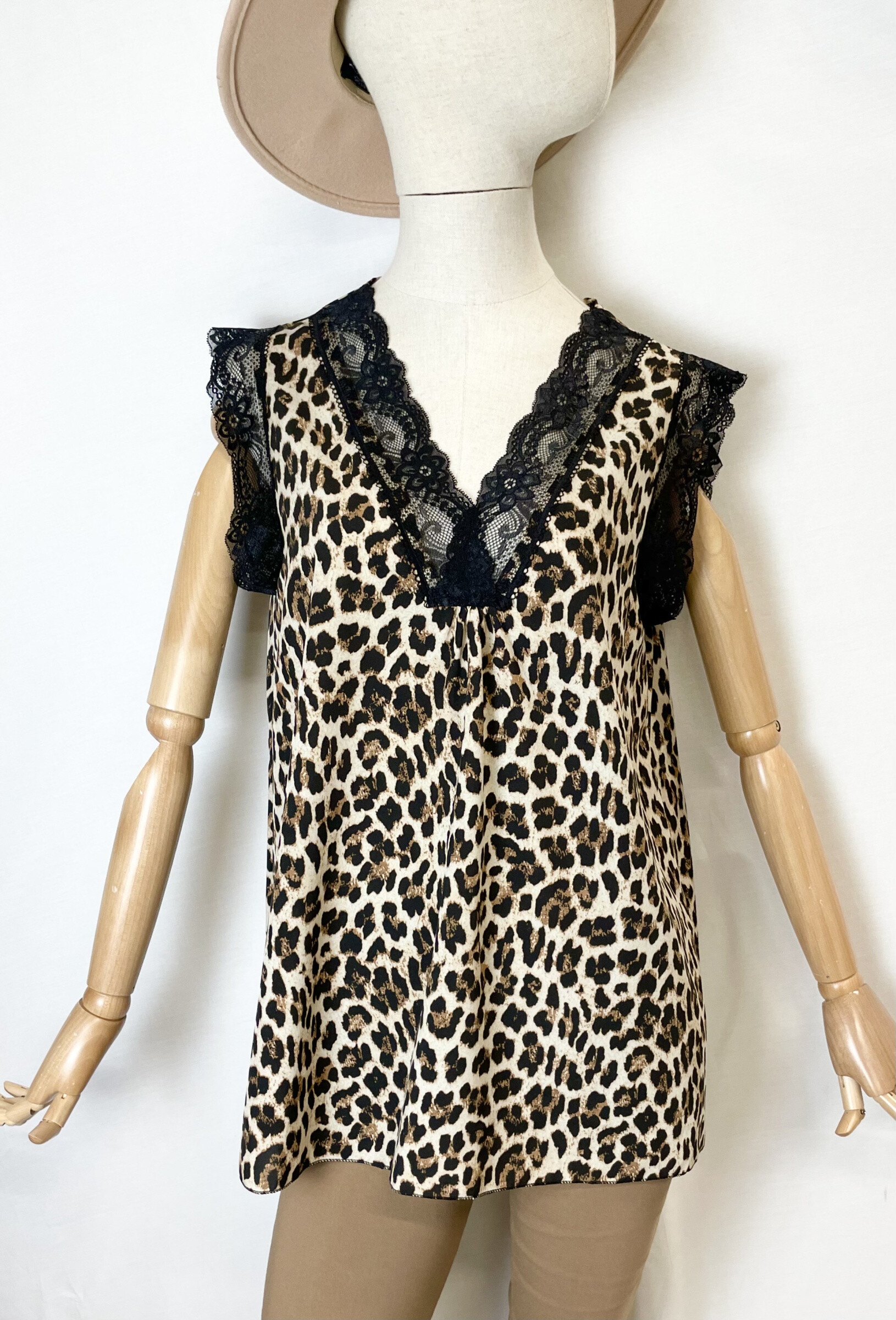 Mayorista Catherine Style - Top fluido con tacto satinado sedoso, escote de encaje