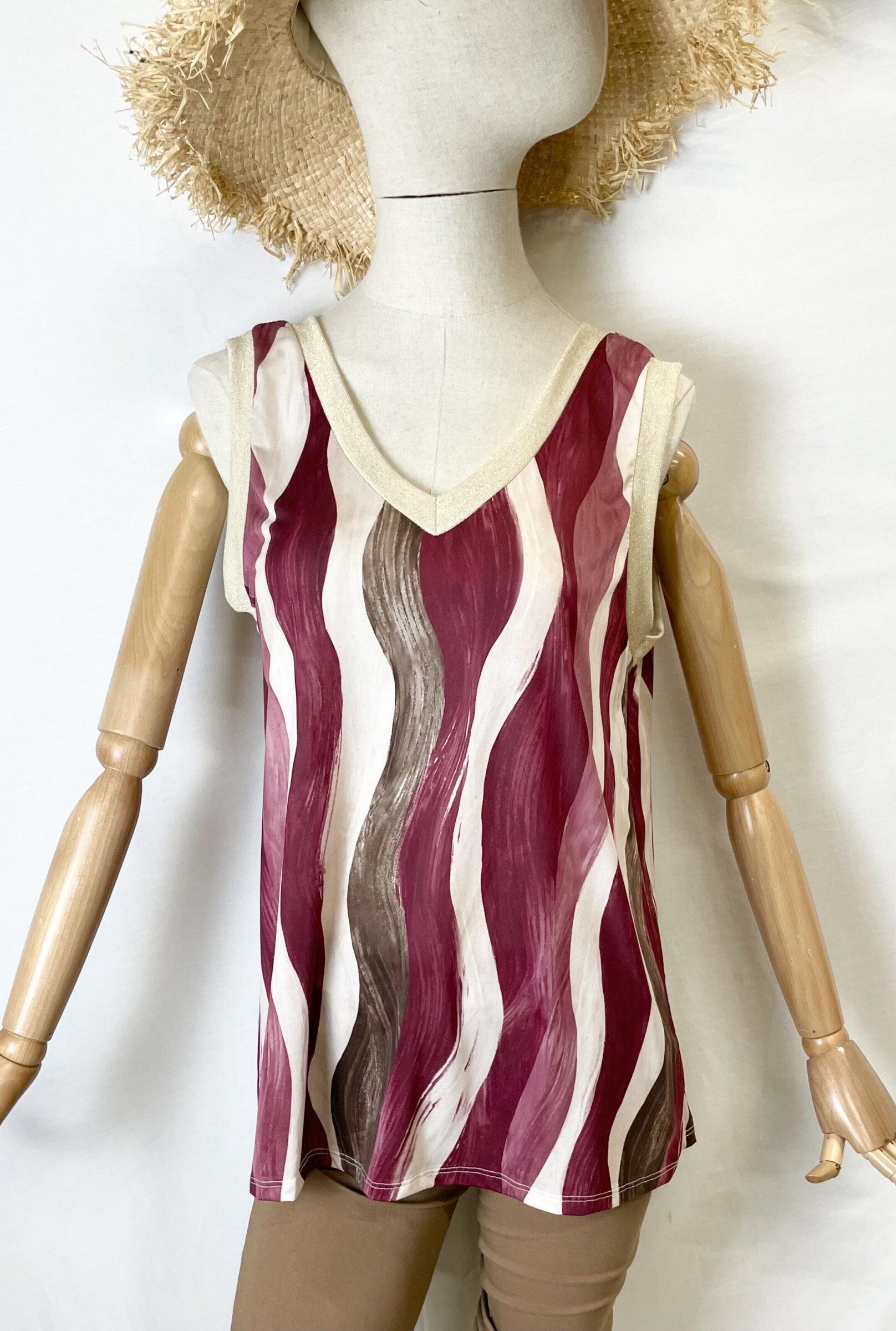 Wholesaler Catherine Style - Fluid stretch tank top with golden neckline.