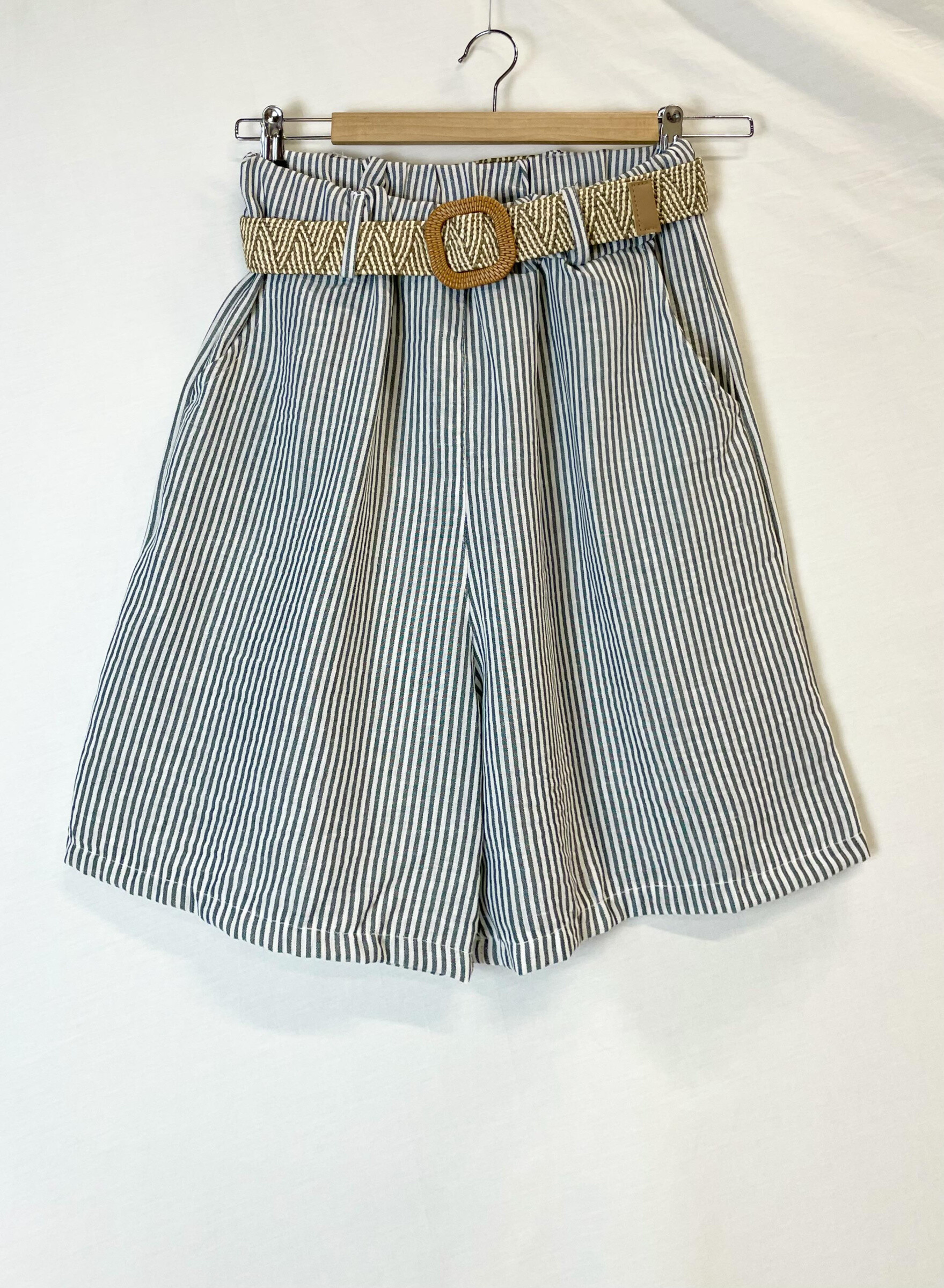 Grossista Catherine Style - Short in tela di cotone, viscosa, lino misto con stampa a righe, vita elasticizzata, tasche con cintura.