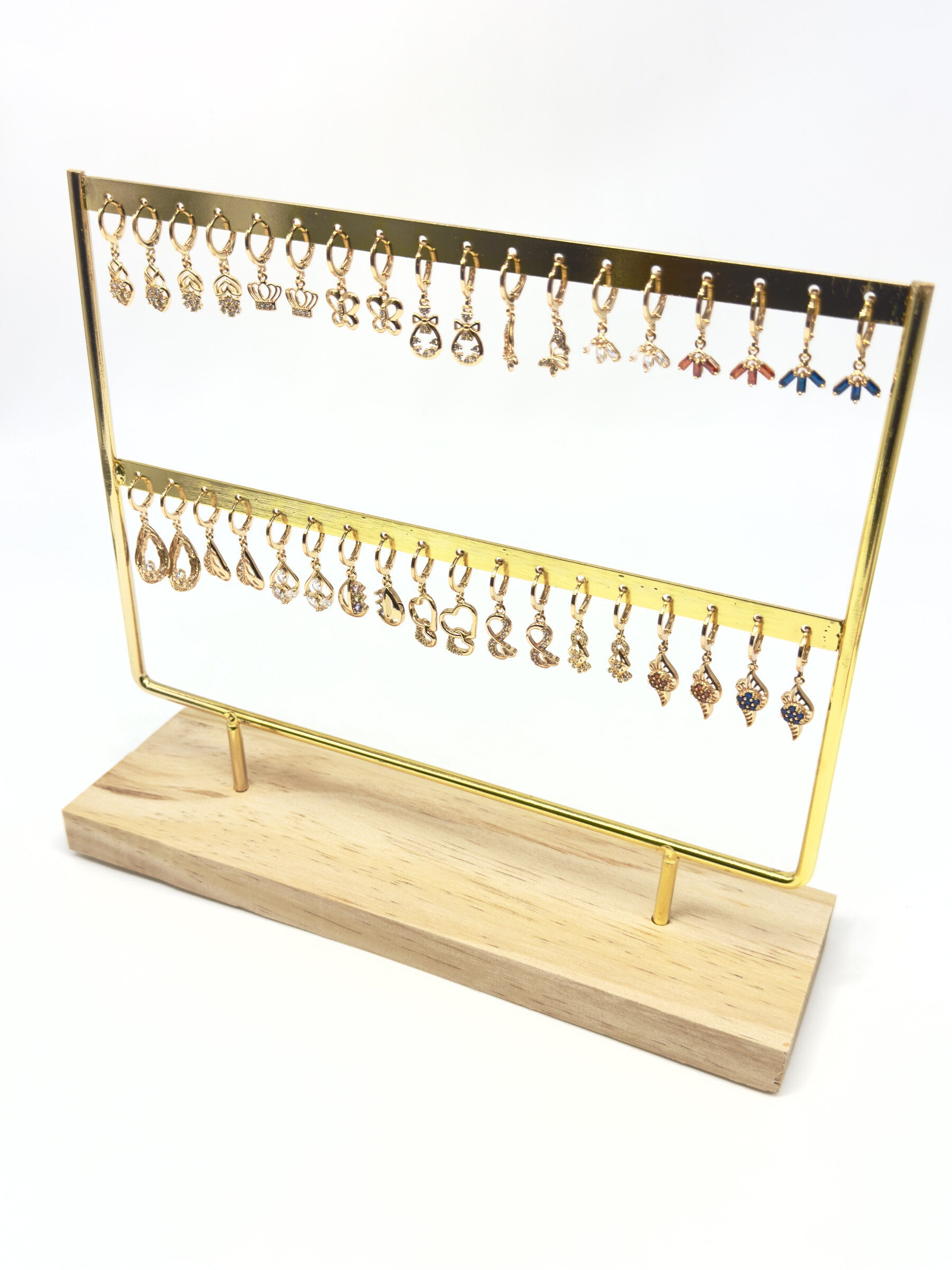 Wholesaler Cecile II - Set of 30 gold-plated stud earrings with display.
