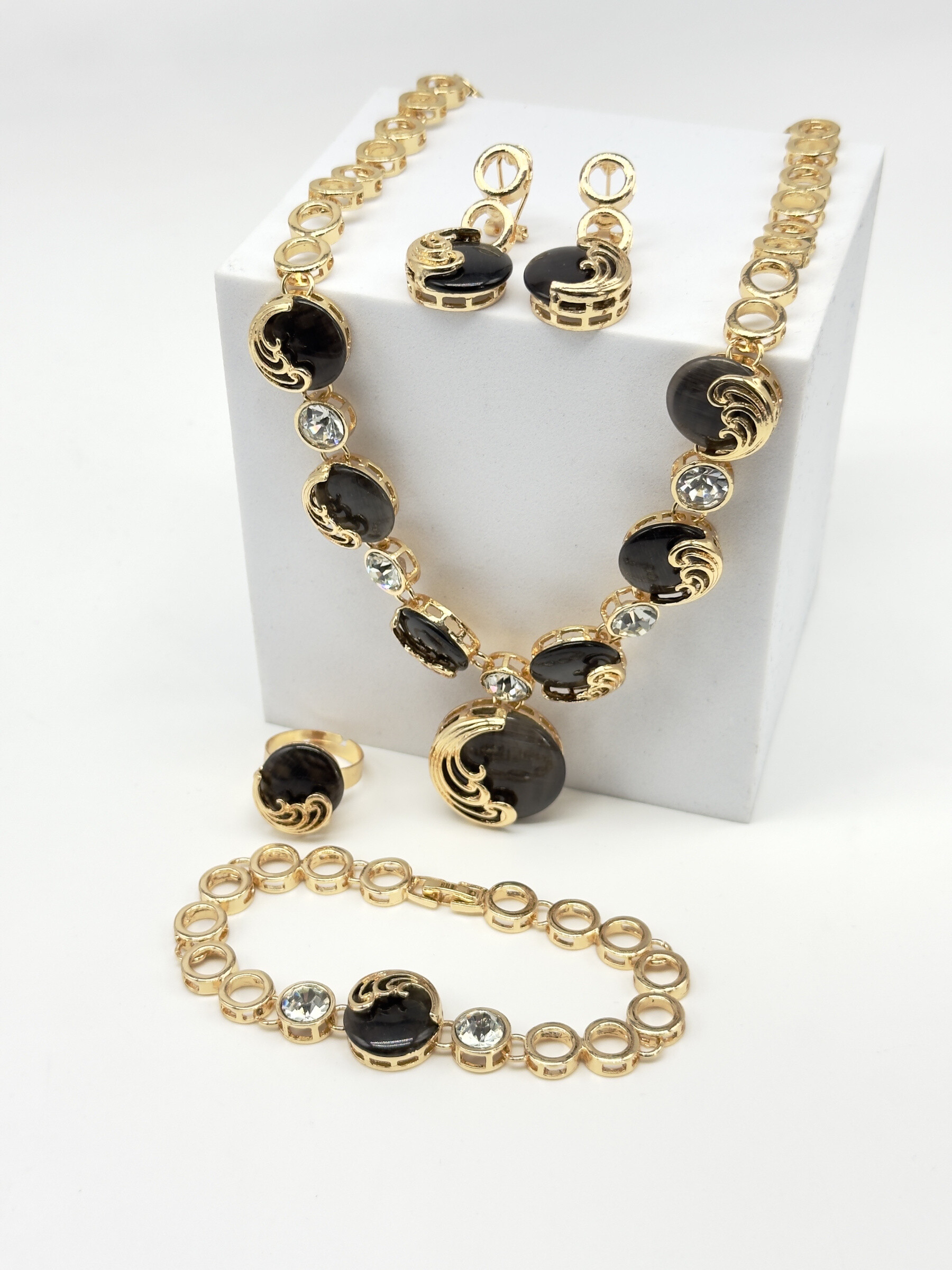 Wholesaler Cecile II - Complete gold-plated set.
