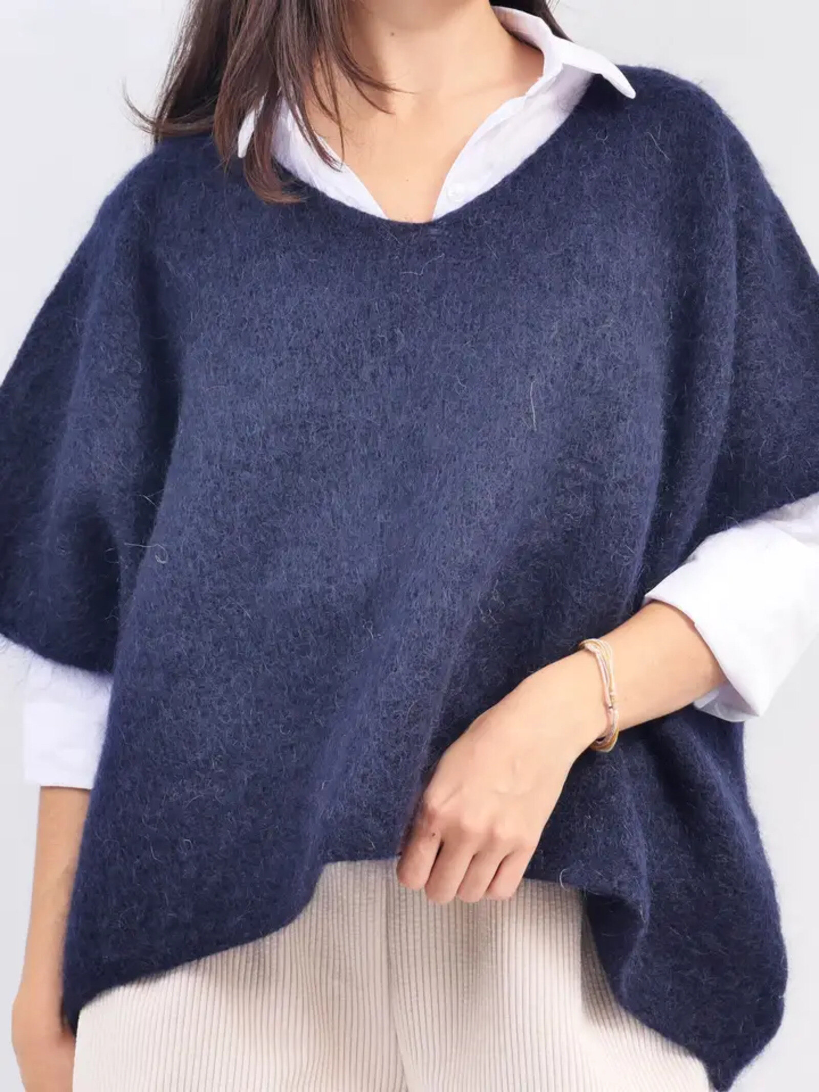 Grossista Cécile Wang - Poncho in maglia oversize con scollo a V MCL24036