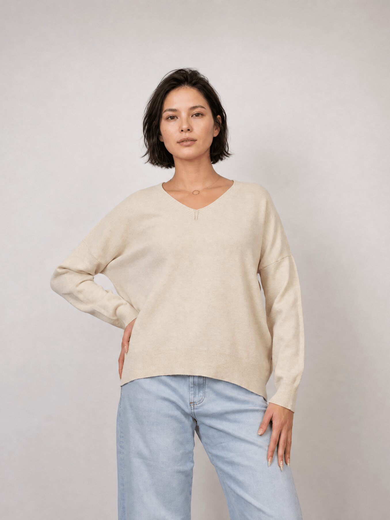 Grossiste CÉCILE WANG - Pull ample col V en maille souple à bords côtelés – DSY9753