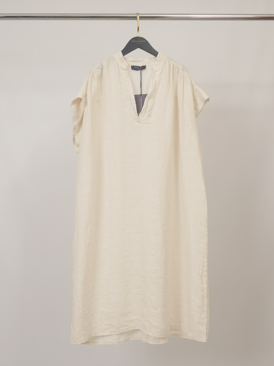 Großhändler CÉCILE WANG - Weites Leinenkleid mit V-Ausschnitt und kurzen Ärmeln DB15237