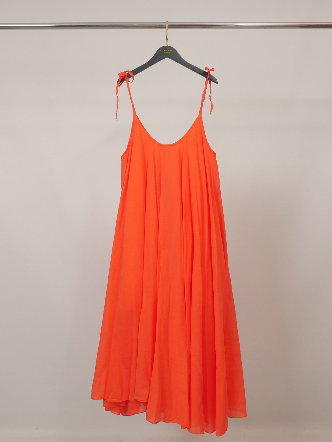 Grossiste CÉCILE WANG - Robe longue en voile de coton à bretelles nouées DB15317