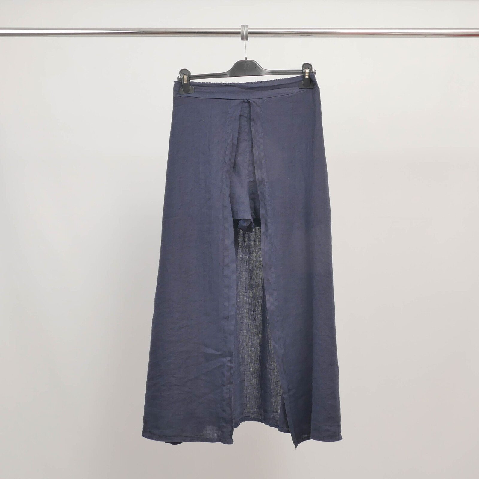 Wholesaler Cécile Wang - Short linen skirt with front slit TDM58025