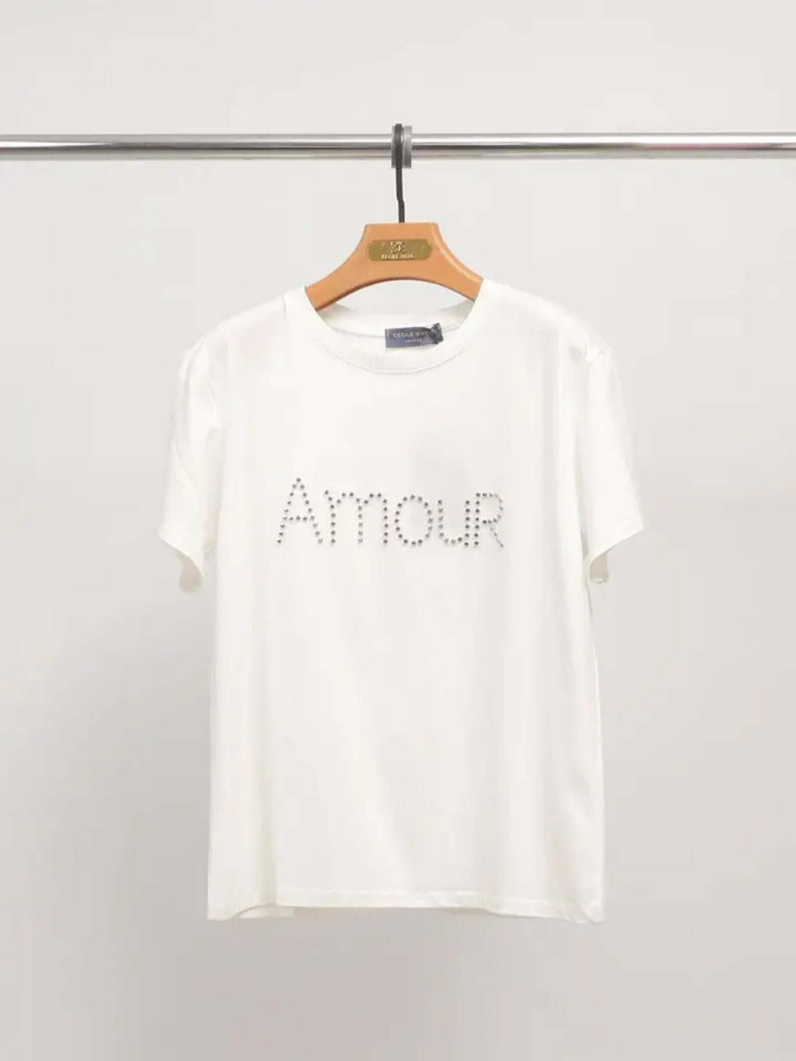 Großhändler Cécile Wang - Nietenbesetztes 'Liebe' Stretch-Baumwoll-T-Shirt - CSS24020-6