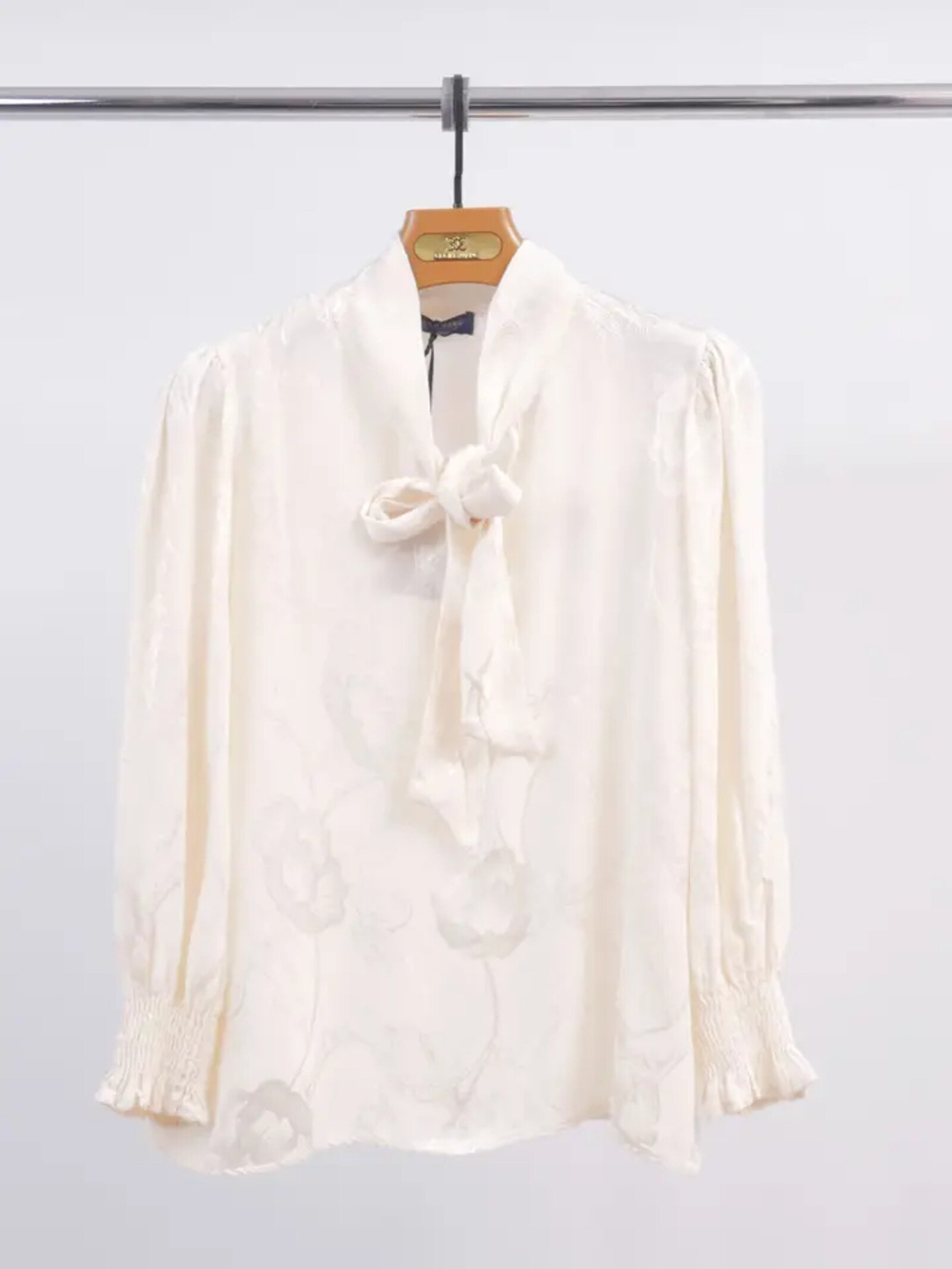 Grossiste Cécile Wang - Tunique col lavallière mitf floral en relief KD8595VS