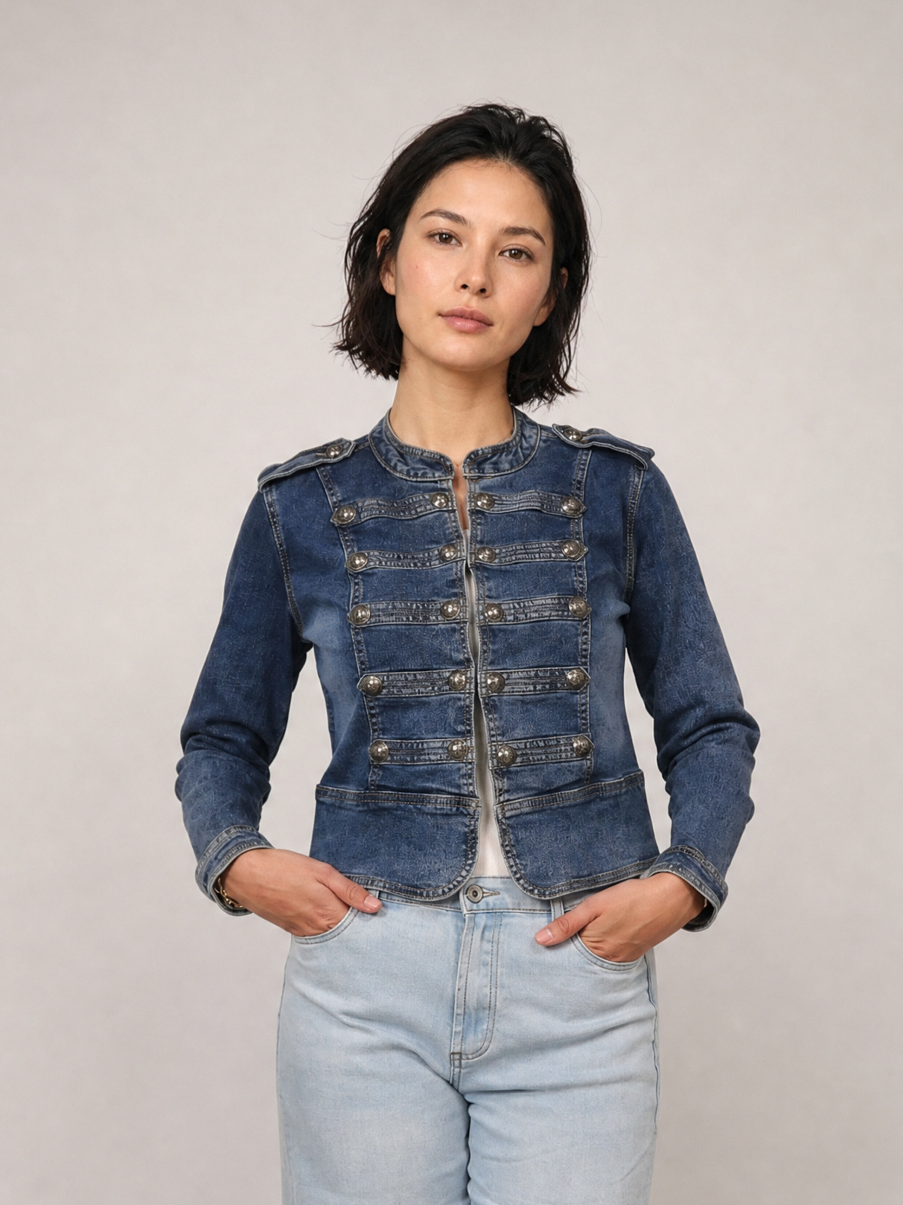 Großhändler CÉCILE WANG - Jeansjacke mit Offiziersknöpfen und Posamentendetails CVAOE608