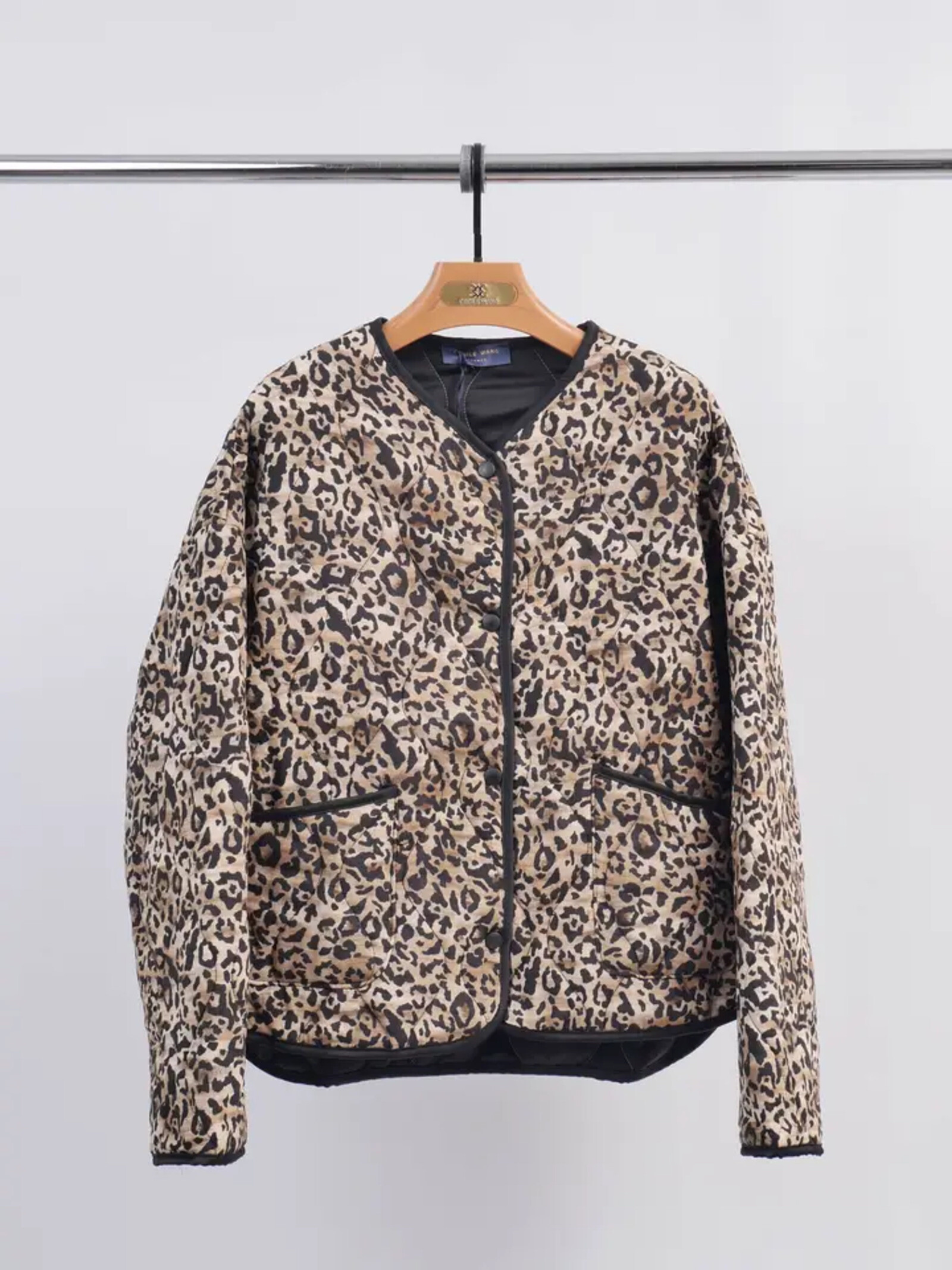 Grossista Cécile Wang - Giacca trapuntata stampa leopardo con bottone a pressione KD8587