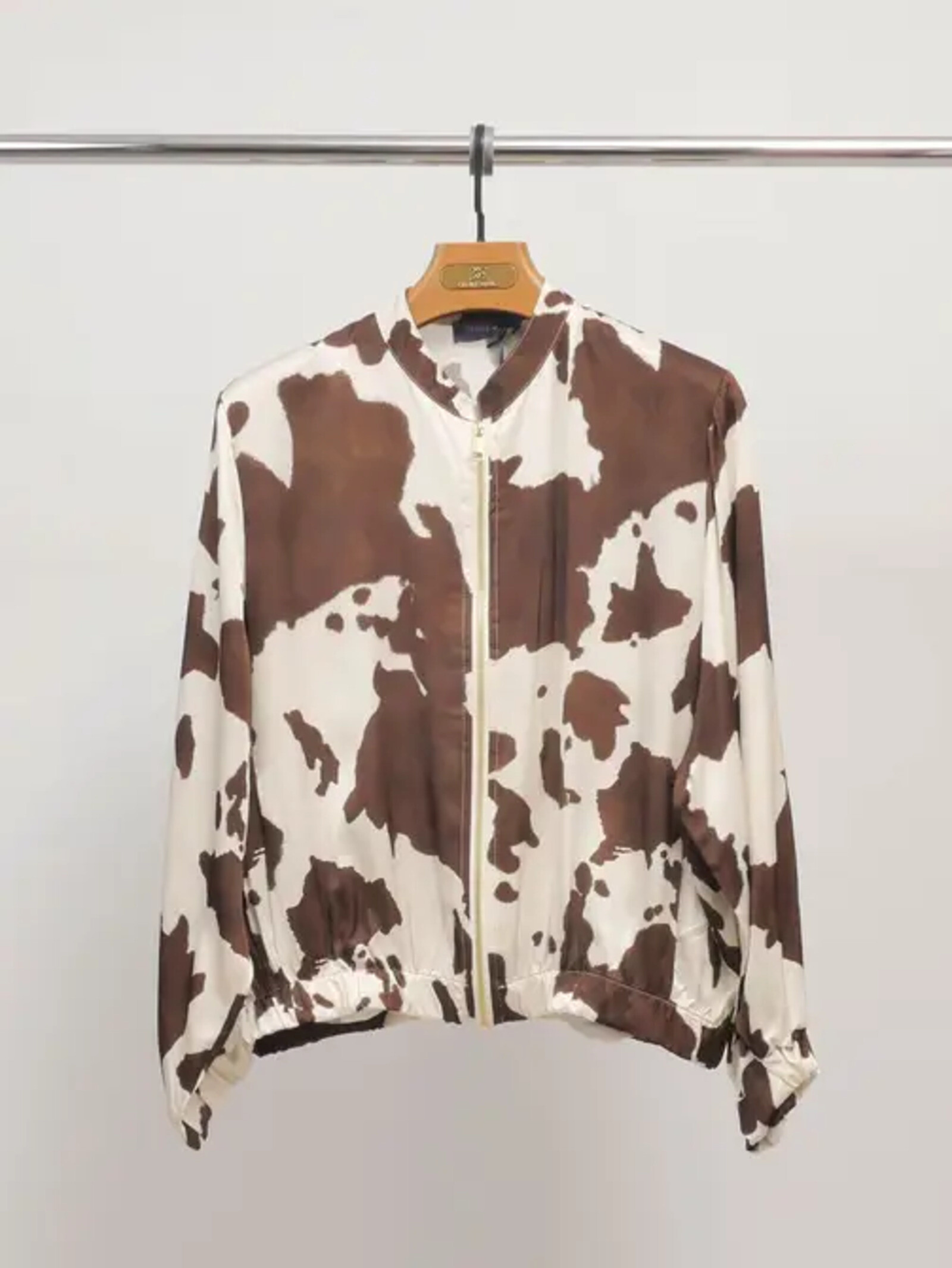 Grossista Cécile Wang - Giacca in satin fluido stampa mucca - KD8772VS