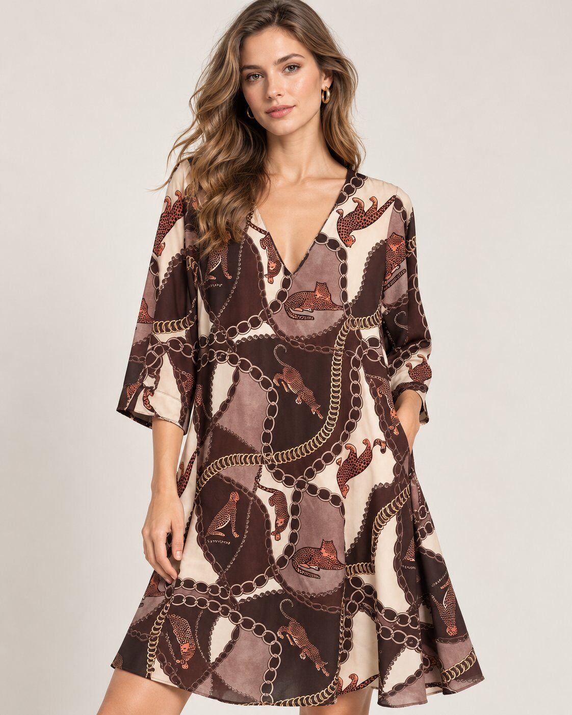Grossiste CEM - ROBE MIDI À COL EN V EN SATIN IMPRIMÉ LÉOPARD