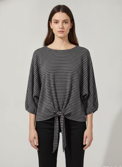 Großhändler CEM - ÜBERGROßER PULLOVER MIT KNOTEN AM BODEN AUS GESTREIFTEM STRICK Großhändler CEM - ÜBERGROßER PULLOVER MIT KNOTEN AM BODEN AUS GESTREIFTEM STRICK
