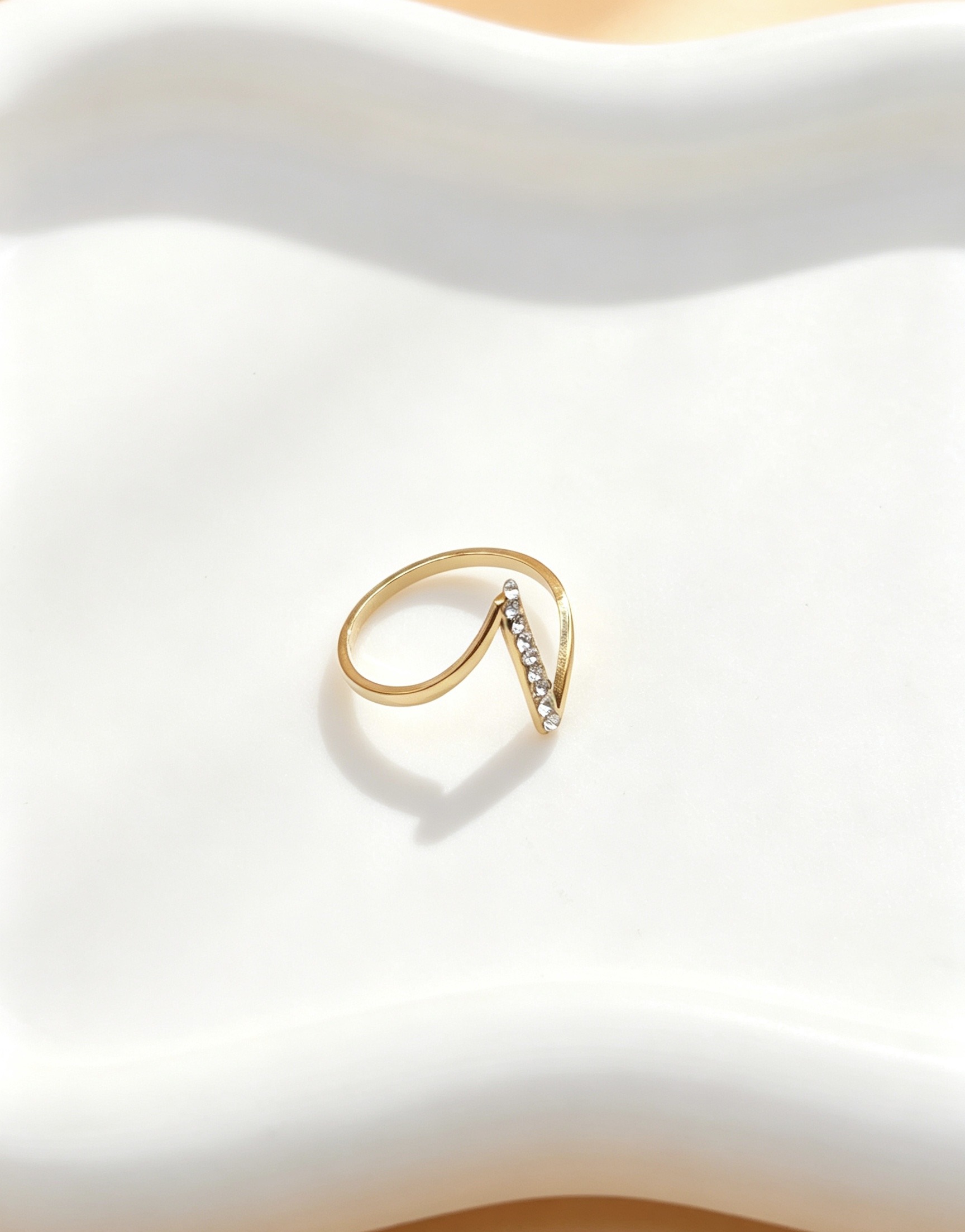Grossiste Ceramik - Bague graphique géométrique à barrette strassée