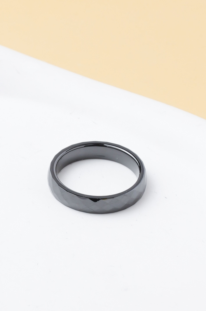 Grossiste Ceramik - Bague en céramique facettée brillante – noir ou blanc – tailles US 5–9 (FR 49–59)