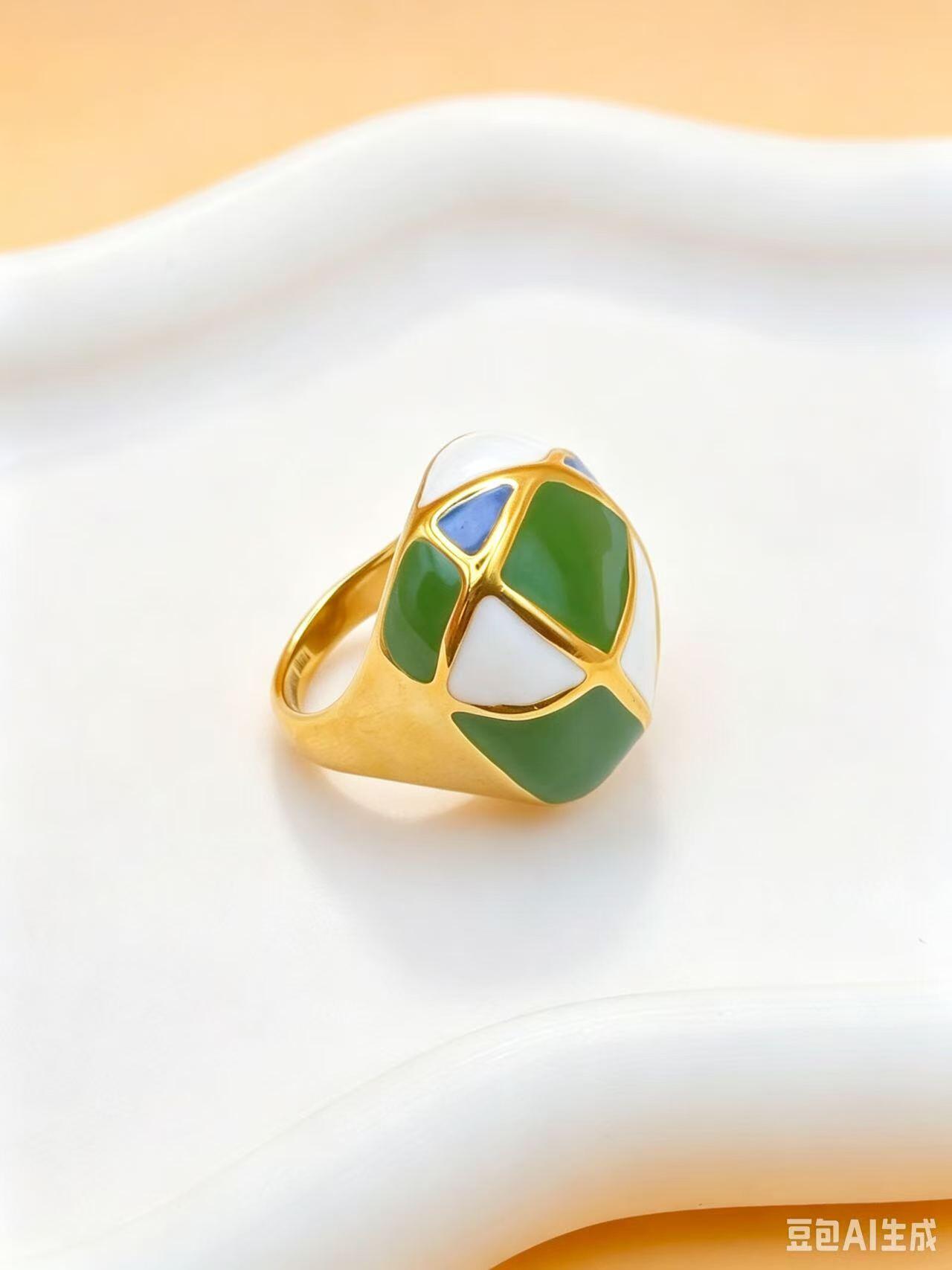 Grossiste Ceramik - Bague Émaillée Géométrique Vert, Blanc & Bleu – Acier Inoxydable Doré – Taille 54 à 59