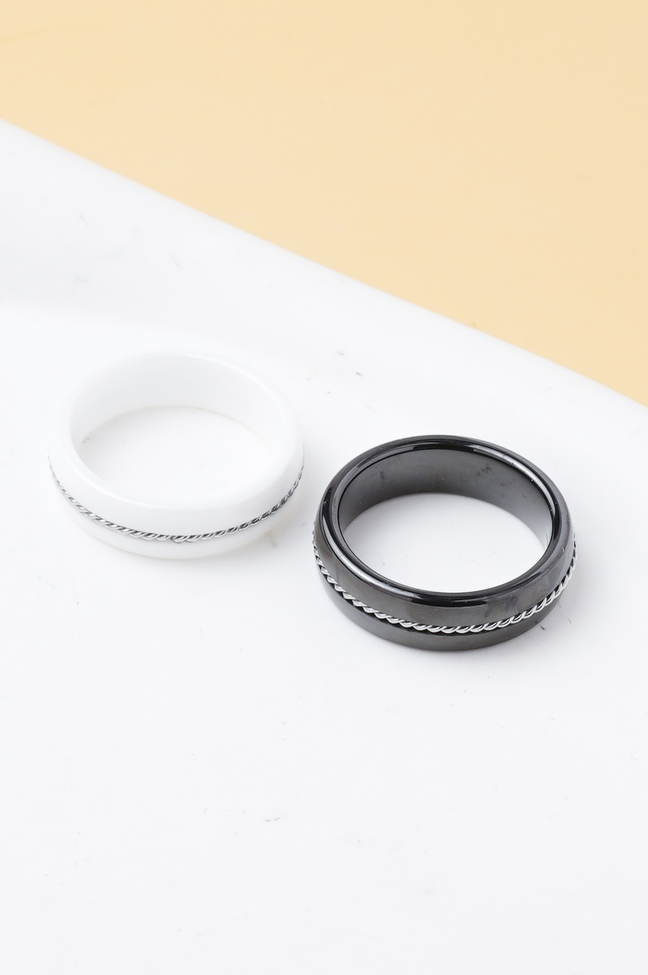 Grossiste Ceramik - Bague en céramique avec détail torsadé – noir ou blanc – tailles US 6–10 (FR 52–62)