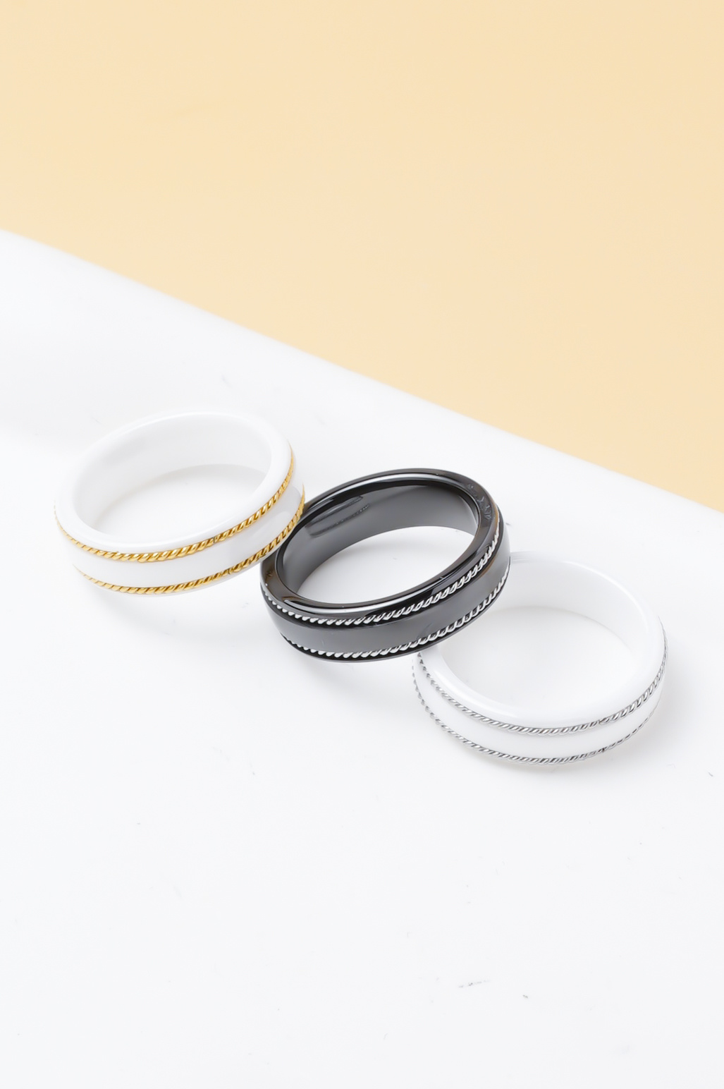 Grossiste Ceramik - Bague en céramique avec double liseré torsadé – noir, blanc ou blanc/or – tailles US 6–10 (FR 52–62)