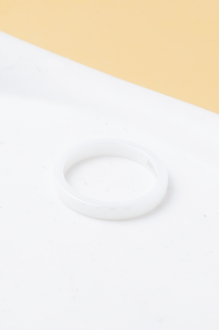 Grossiste Ceramik - Bague en céramique avec détail torsadé – noir ou blanc – tailles US 6–10 (FR 52–62)