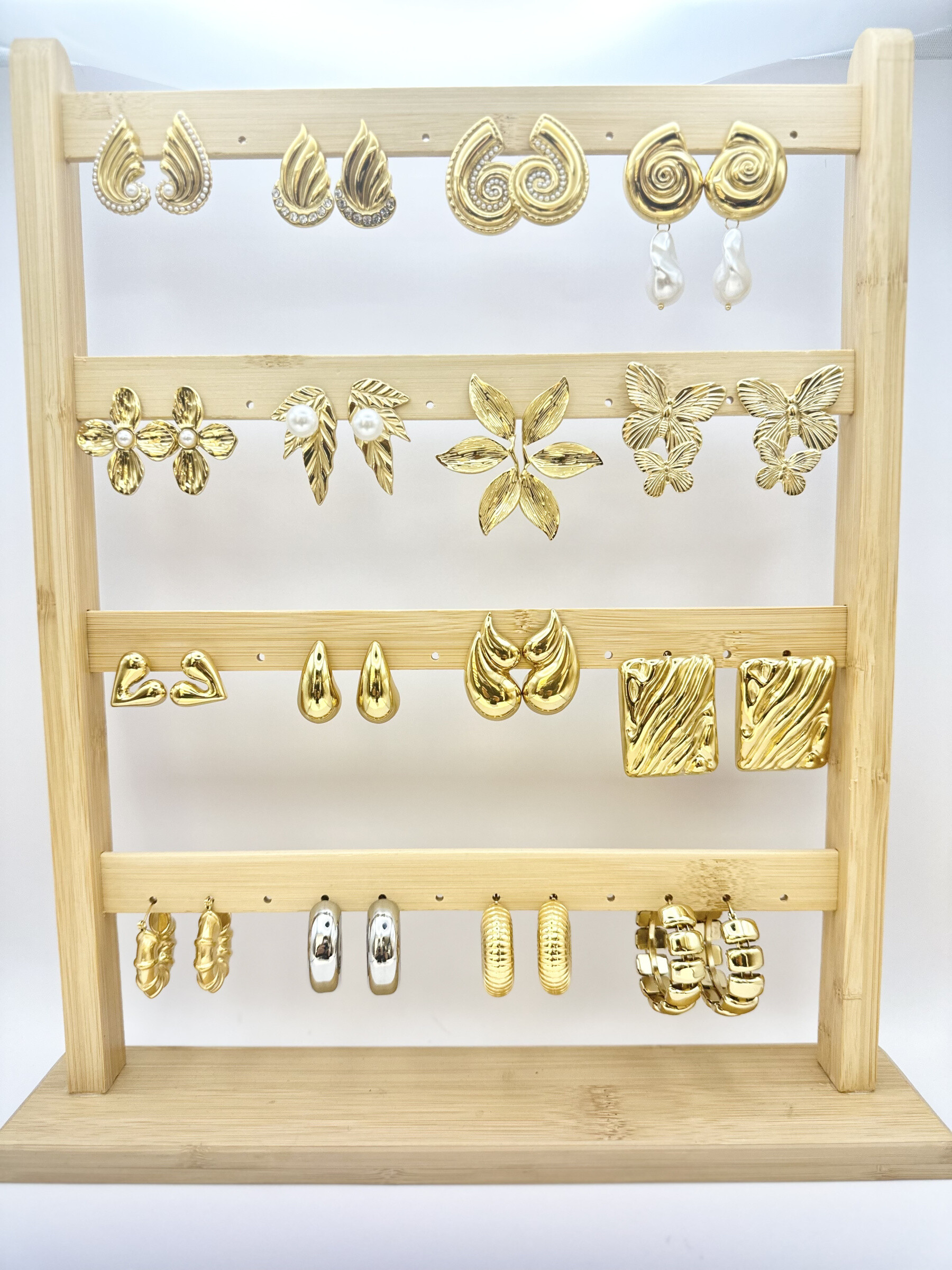 Wholesaler Ceramik - set of 16 stainless steel earrings with wooden display