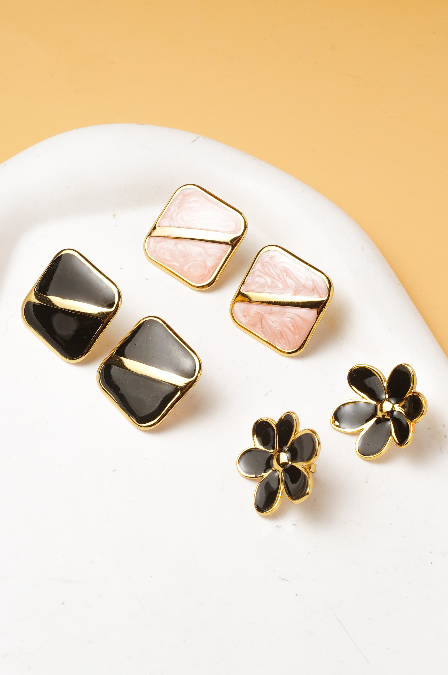Wholesaler Ceramik - Set of 3 Pairs of Elegant Black & Pink Earrings – Vintage Geometric and Floral Style – 2 to 4 cm