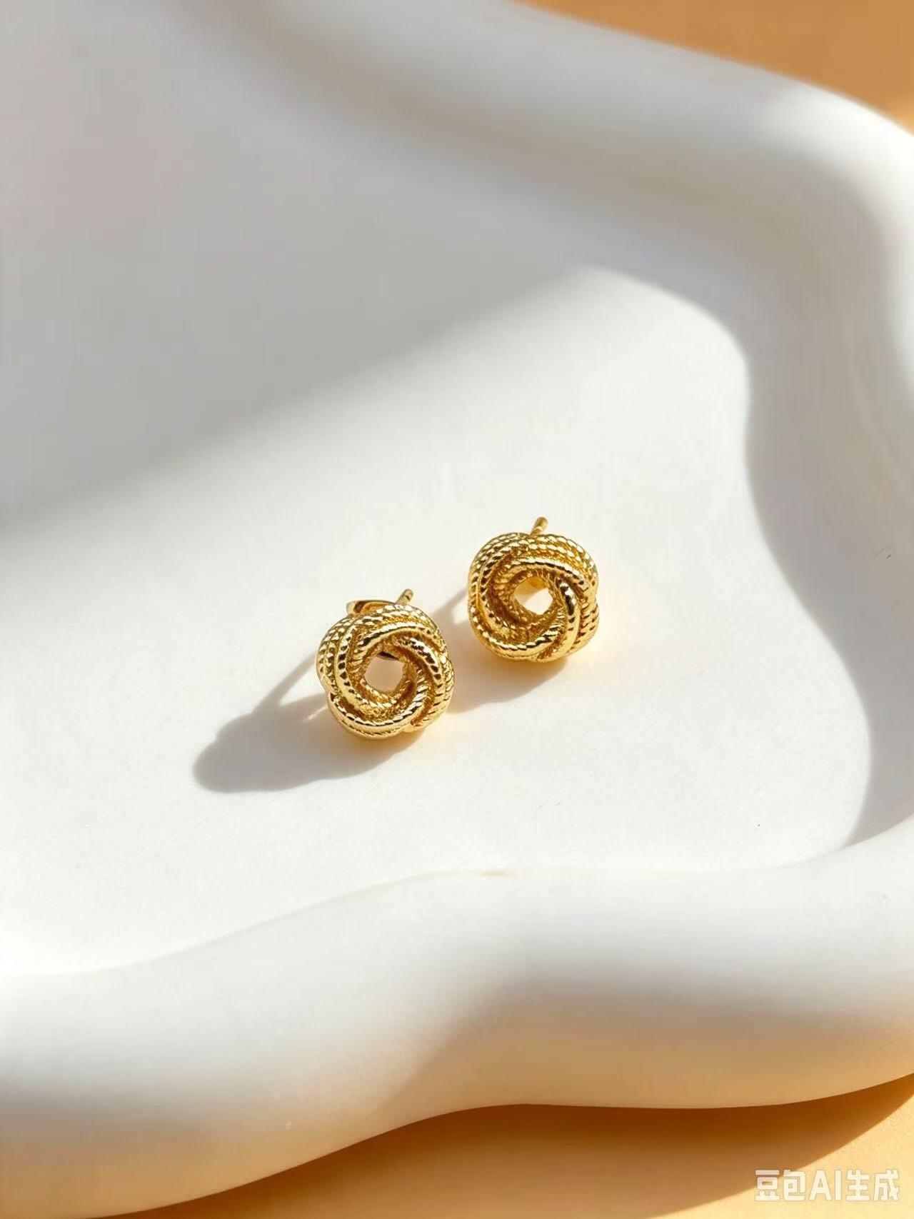Grossiste Ceramik - Boucles d’oreilles nœud torsadé fantaisie doré texturé
