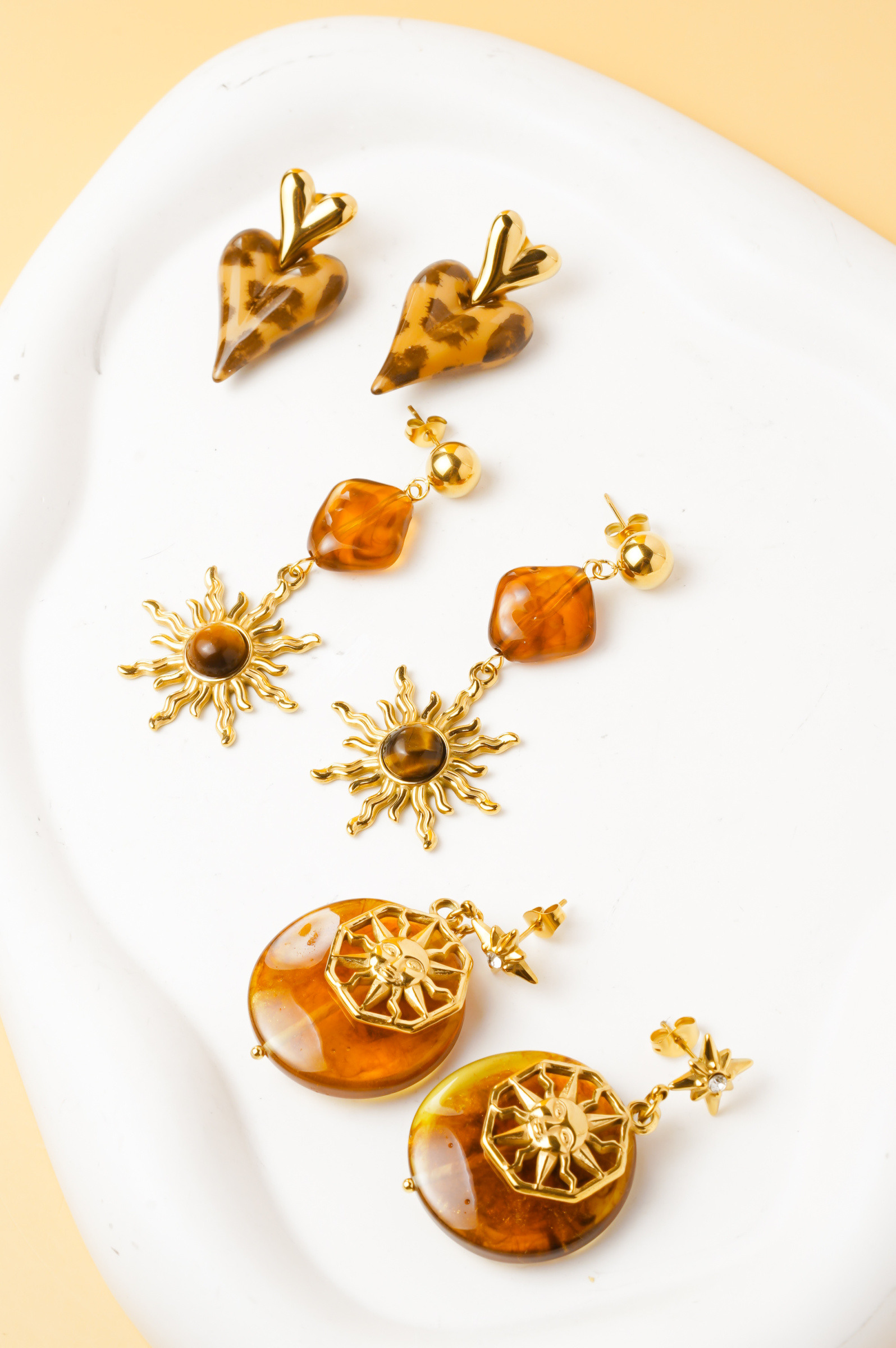 Grossiste Ceramik - LOT de 3 Paires - Boucles d'Oreilles Femme Pendantes - Motifs Cœur, Soleil et Astre - Résine Effet Ambre - Taille 4 à 7 cm