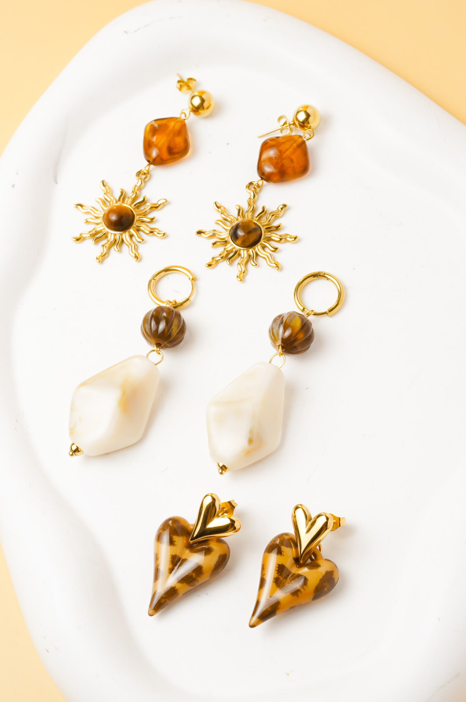 Grossiste Ceramik - LOT de 3 Paires - Boucles d'Oreilles Femme Pendantes - Résine Effet Ambre - Motifs Soleil, Cœur et Perles - Taille 4 à 7 cm