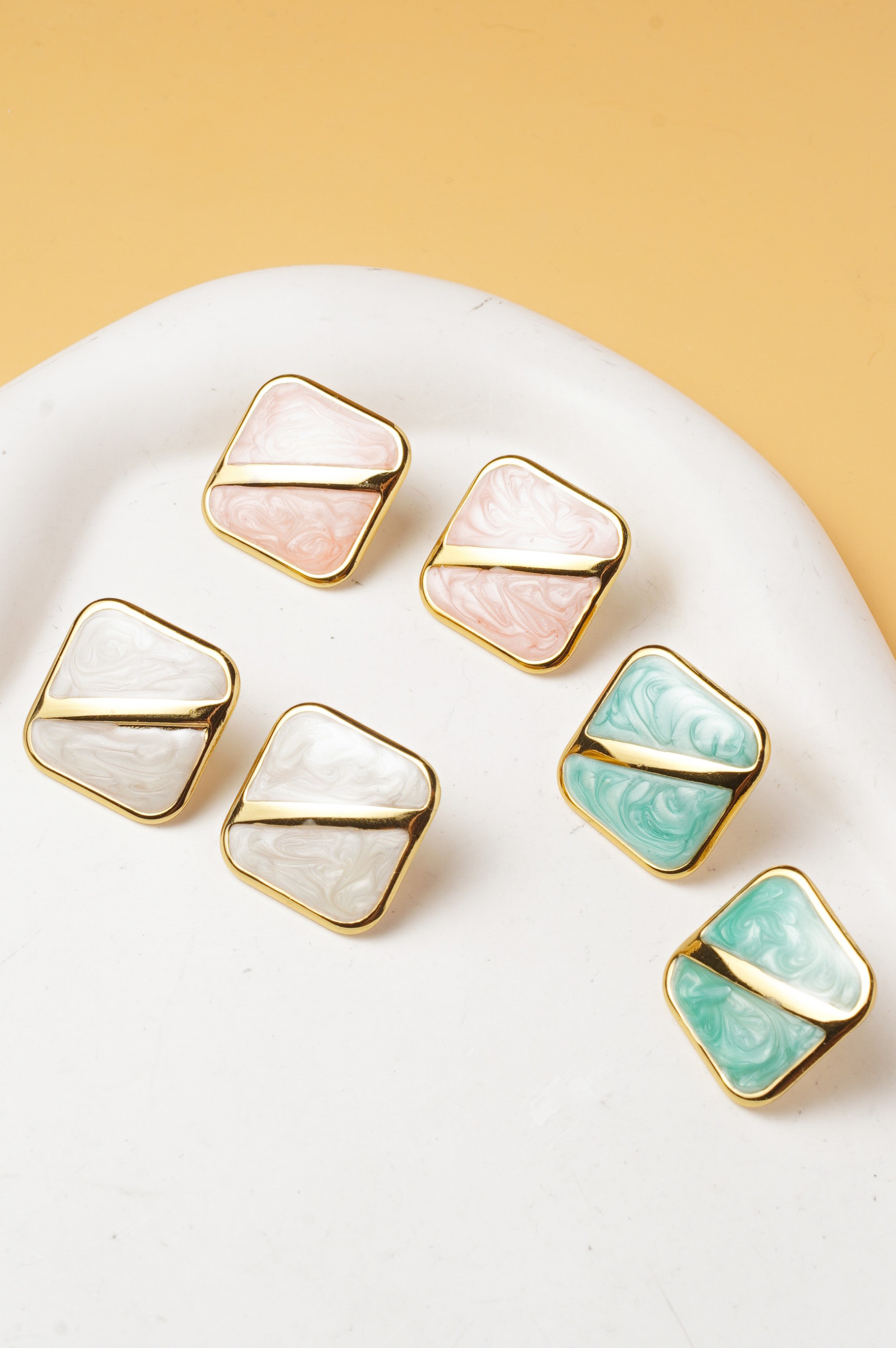 Großhändler Ceramik - Set aus 3 Paar Damen-Ohrringen in Quadratform – Rosa, Weiß und Minzgrün Marmorharz – Vintage Geometrischer Stil – 2 bis 3 cm