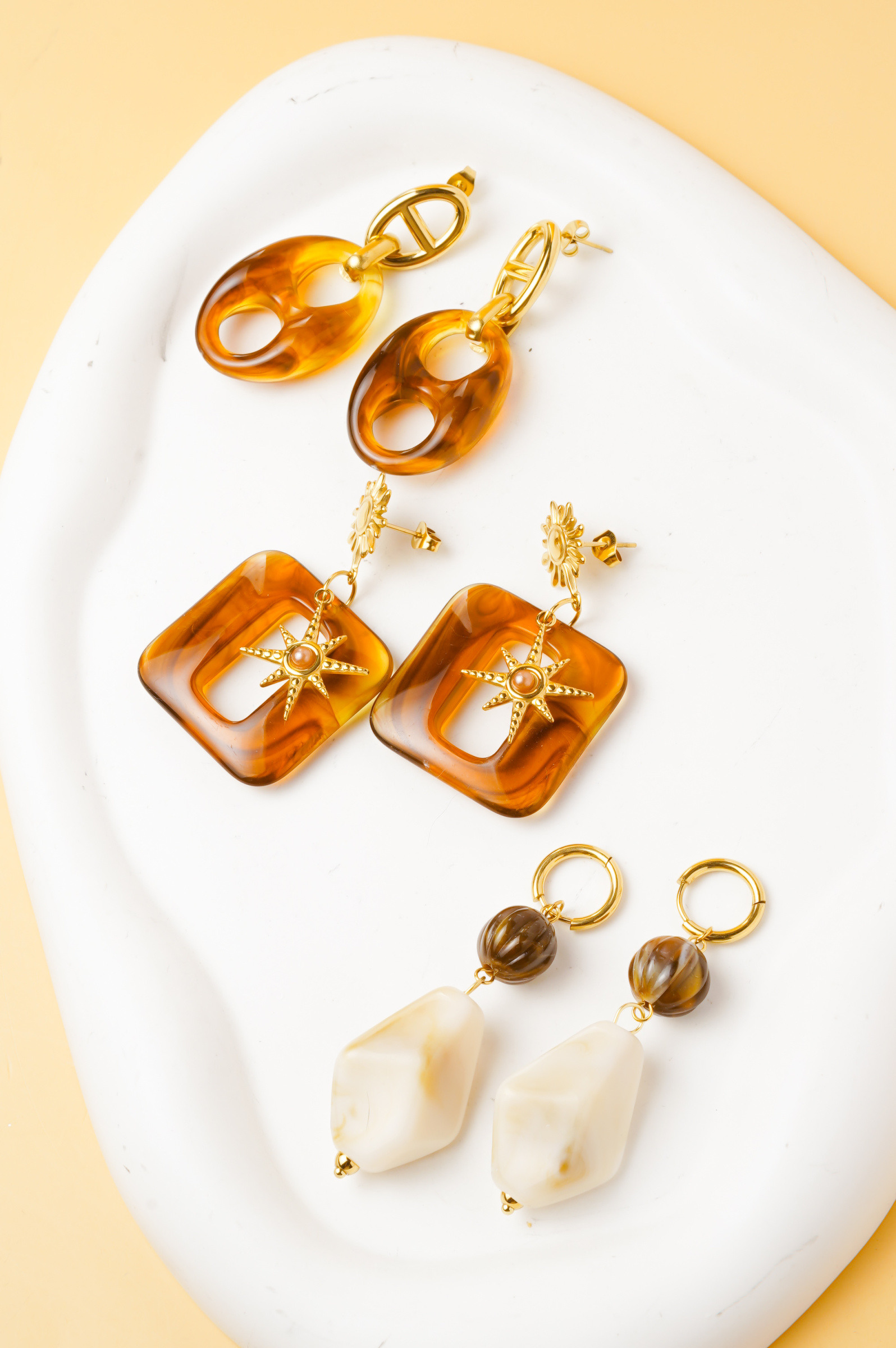 Grossiste Ceramik - LOT de 3 Paires - Boucles d'Oreilles Femme Pendantes - Résine Effet Ambre - Motifs Géométrique, Étoile et Perles - Taille 4 à 7 cm