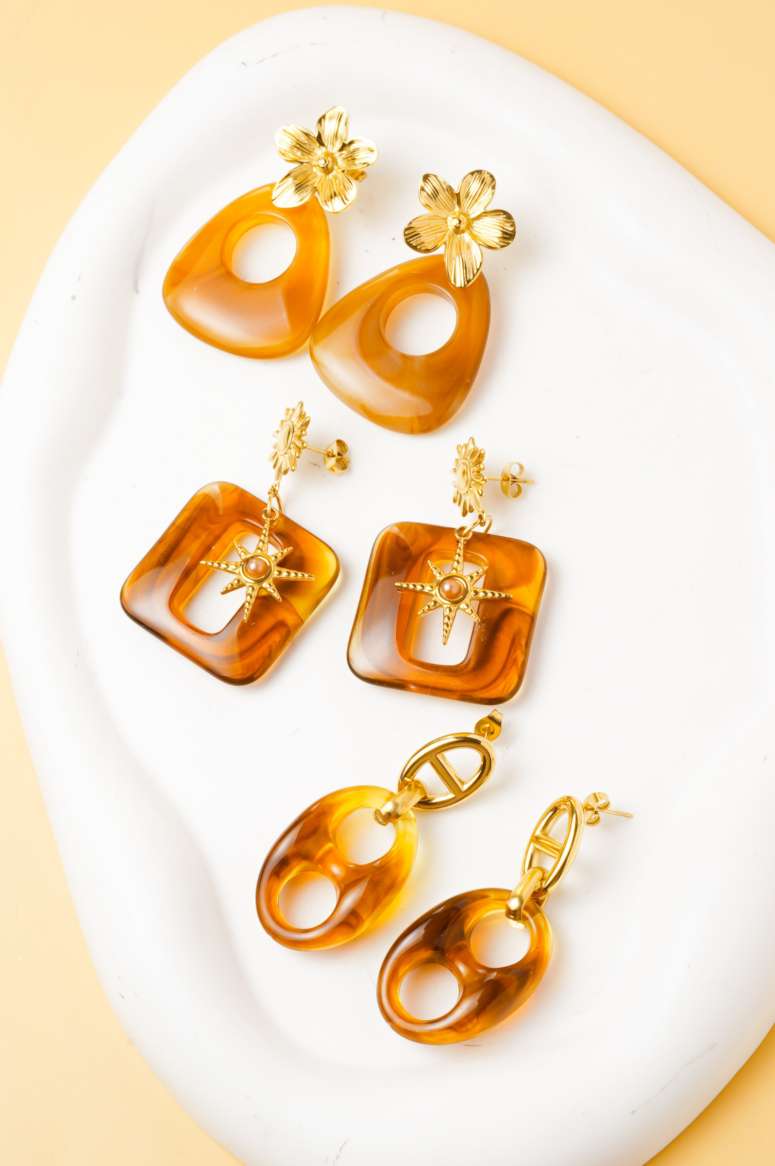 Grossiste Ceramik - LOT de 3 Paires - Boucles d'Oreilles Femme Pendantes - Résine Effet Ambre - Motifs Fleur, Étoile et Géométrique - Taille 4 à 7 cm