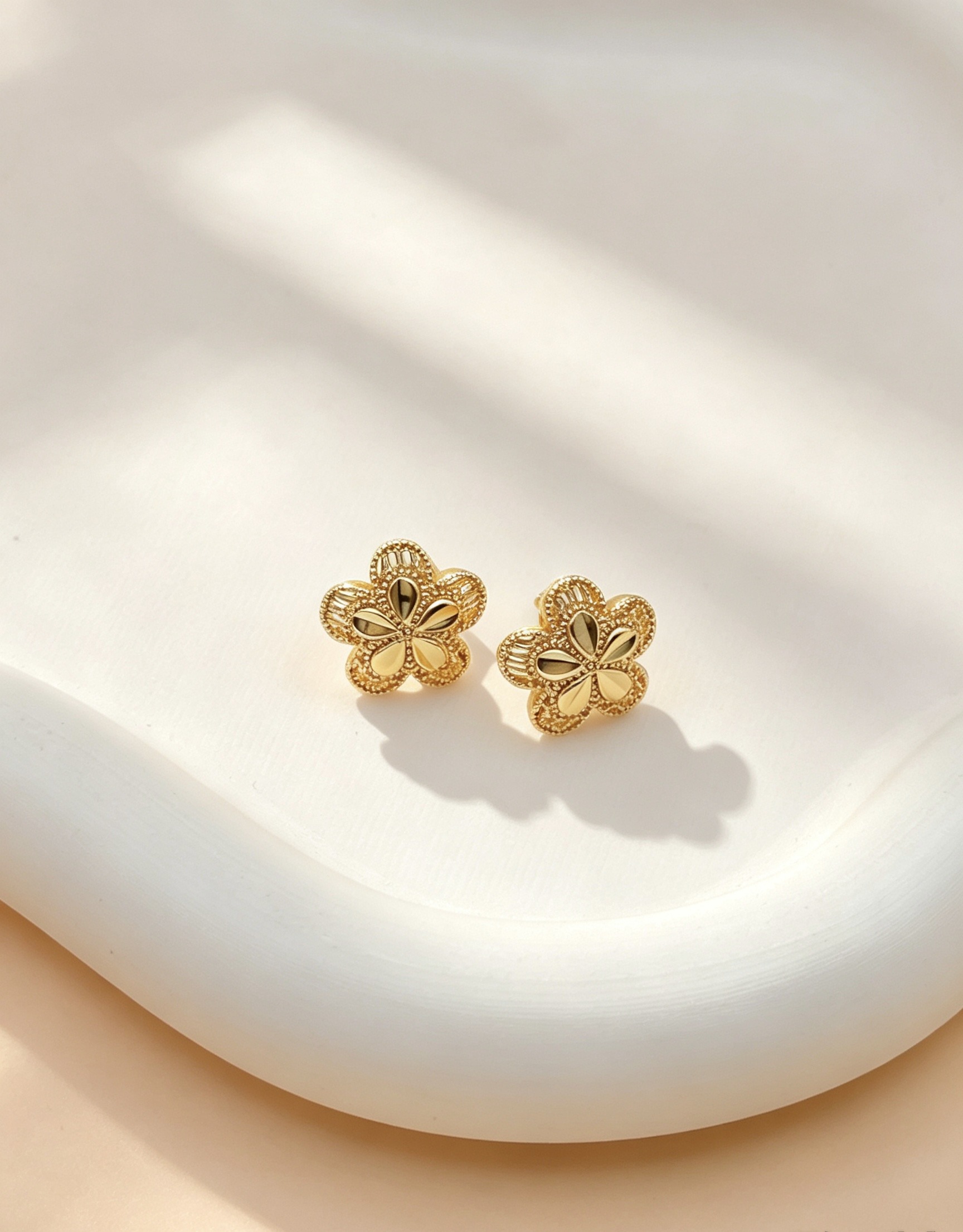 Großhändler Ceramik - Ohrstecker aus vergoldetem Metall — Filigranes Blumenmotiv mit 5 Blütenblättern & poliertem Herz