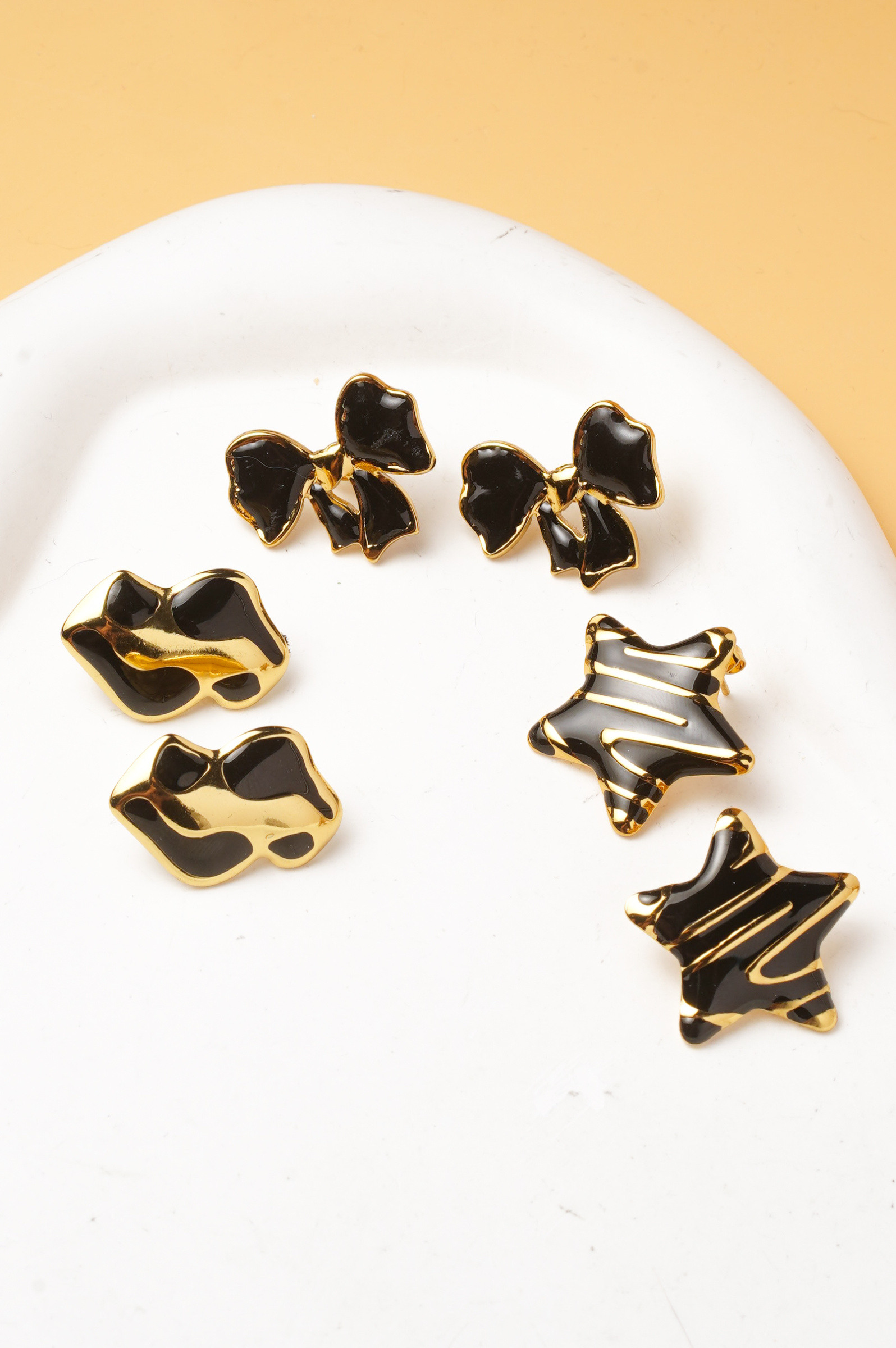 Grossista Ceramik - Set di 3 Paia di Orecchini da Donna Nero & Oro – Stella, Foglia e Motivo Marmorizzato – Stile Vintage Chic – 2 a 4 cm