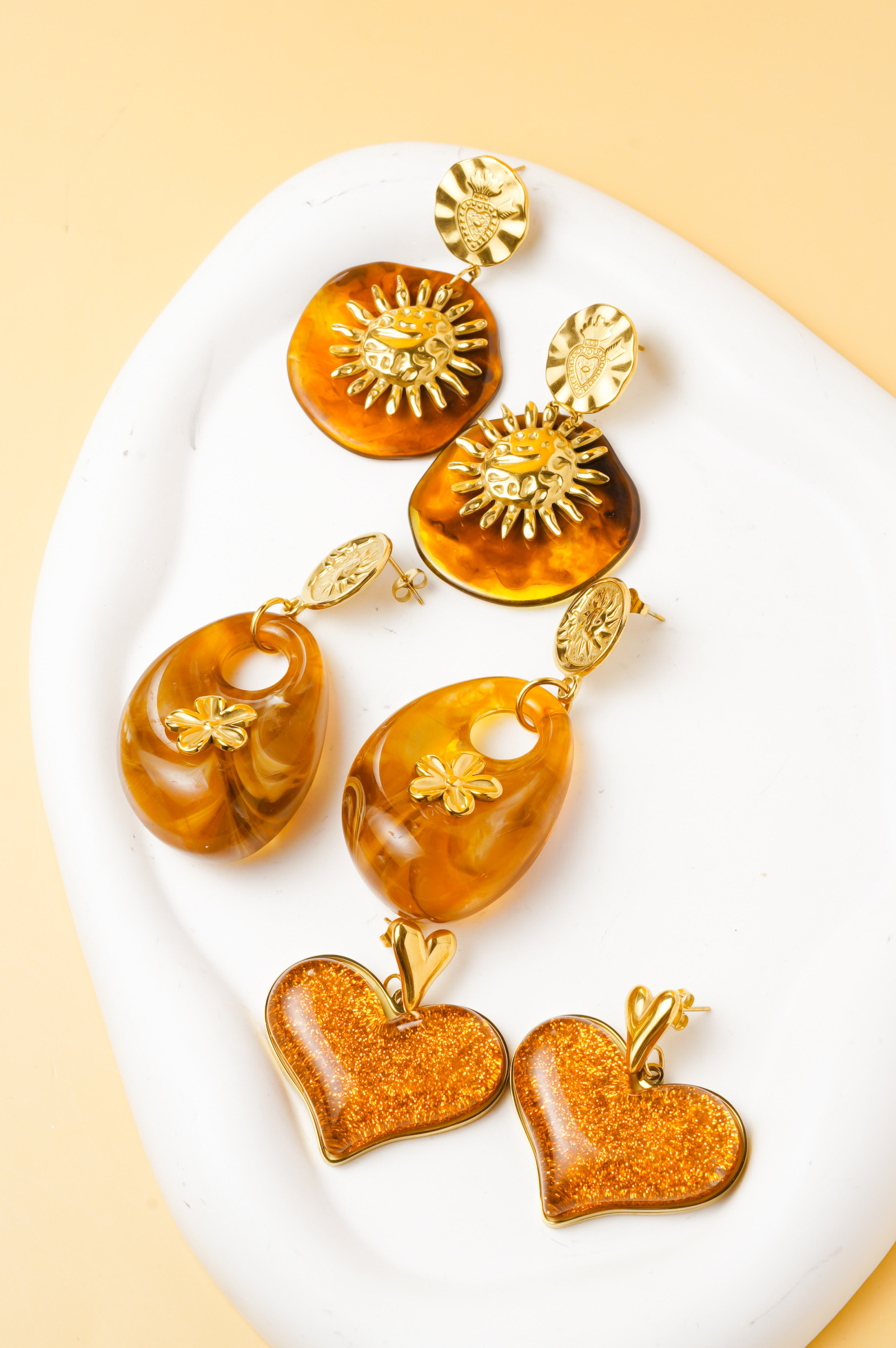 Grossiste Ceramik - LOT de 3 Paires - Boucles d'Oreilles Femme Pendantes - Style Bohème Résine Ambre - Motif Soleil, Fleur et Cœur - Taille 4 à 7 cm