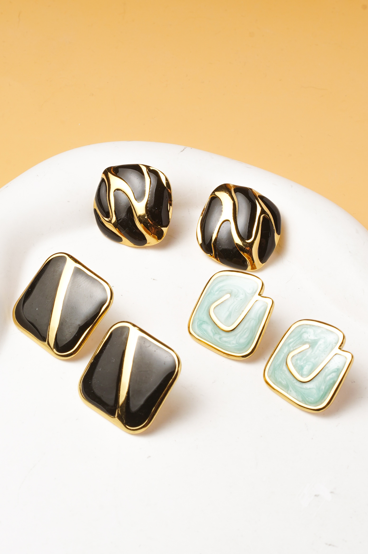 Grossiste Ceramik - Lot de 3 Paires de Boucles d'Oreilles Femme Noir & Doré – Étoile, Carré et Motif Marbré – Style Vintage Chic – 2 à 4 cm