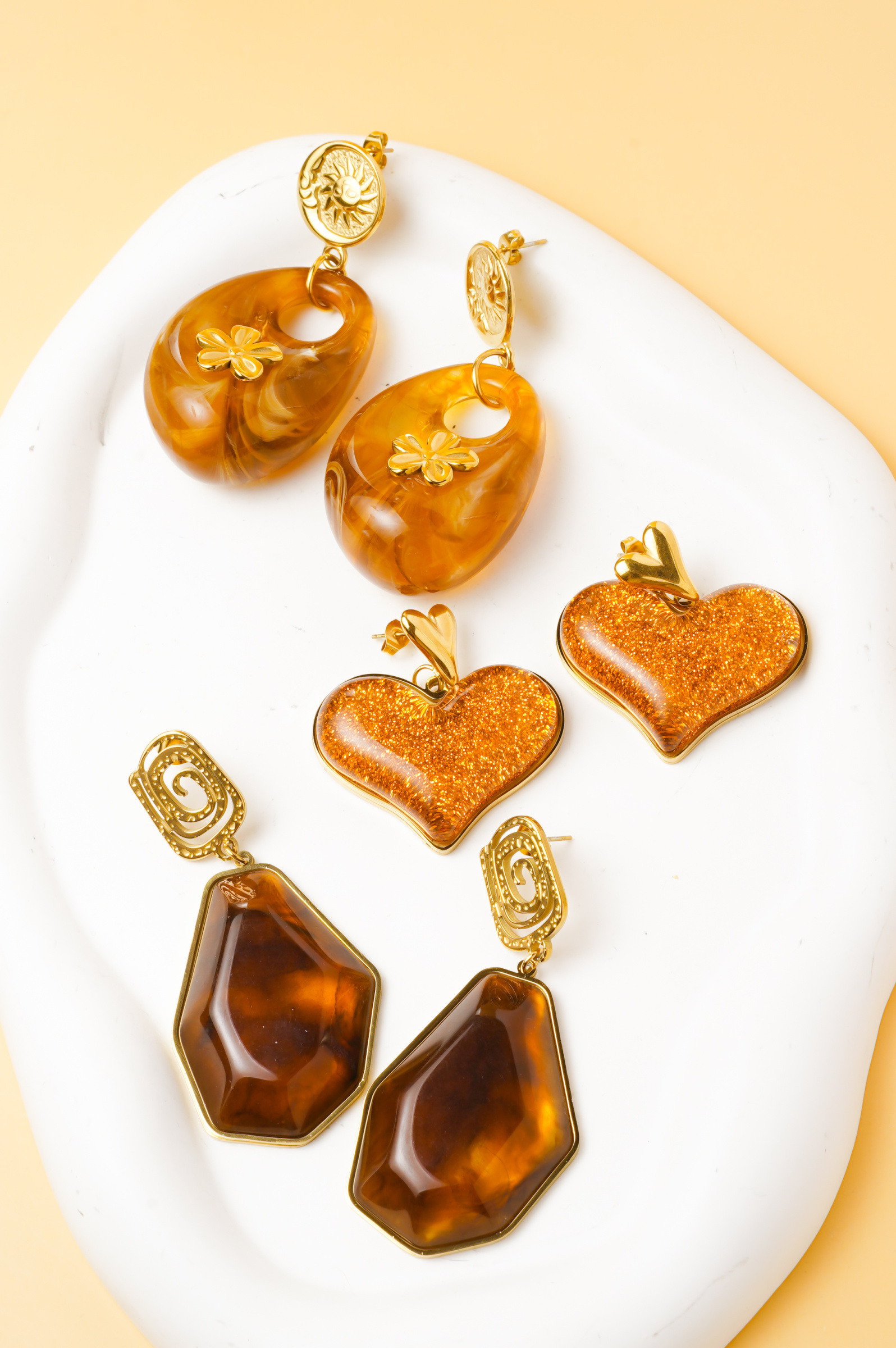 Grossiste Ceramik - LOT de 3 Paires - Boucles d'Oreilles Femme Pendantes - Résine Effet Ambre - Motifs Fleur, Cœur et Géométrique - Taille 4 à 7 cm