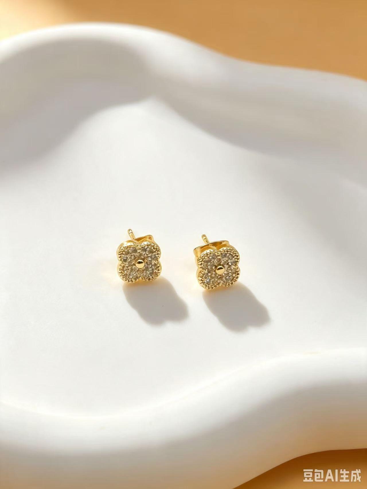 Grossiste Ceramik - Boucles d’oreilles trèfle pavé strass fantaisie doré