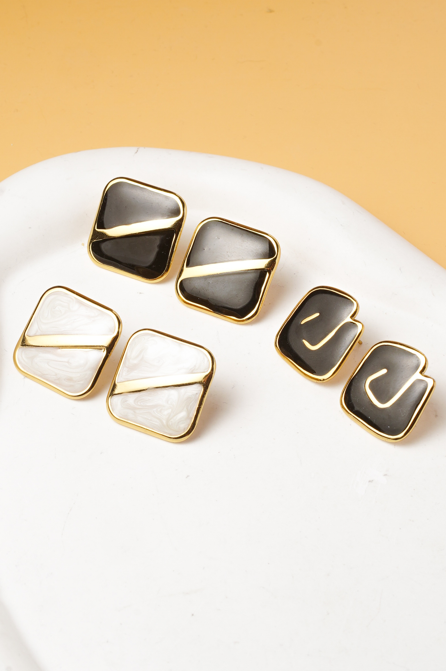 Grossista Ceramik - Set di 3 Paia di Orecchini Eleganti Nero & Rosa – Stile Vintage Geometrico e Floreale – 2 a 4 cm