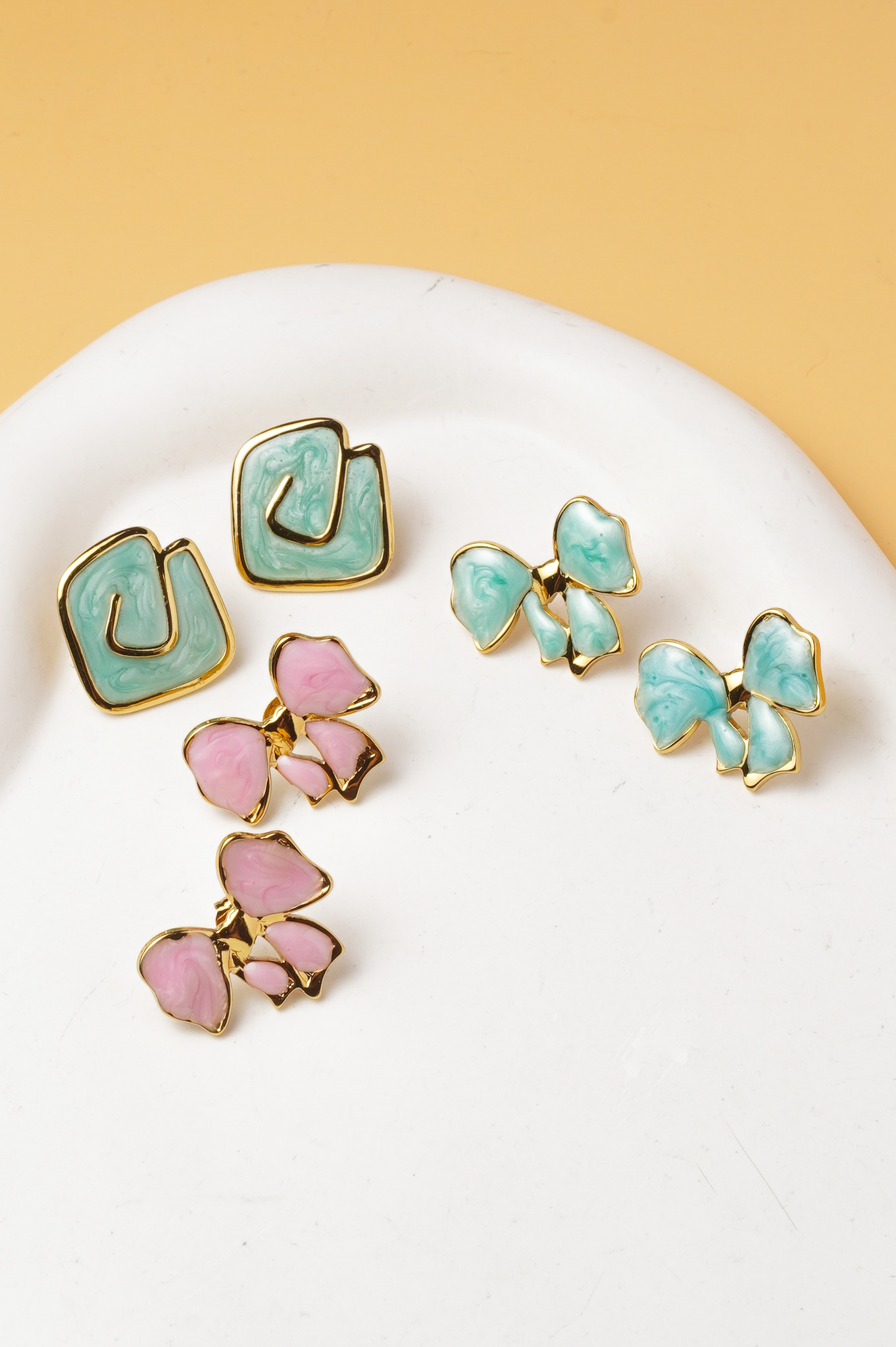 Großhändler Ceramik - Set aus 3 Paar Damenohrringen – Rosa & Aqua Marmoriertes Emaille – Geometrischer, Knoten- und Blumenstil – Größe 2 bis 4 cm