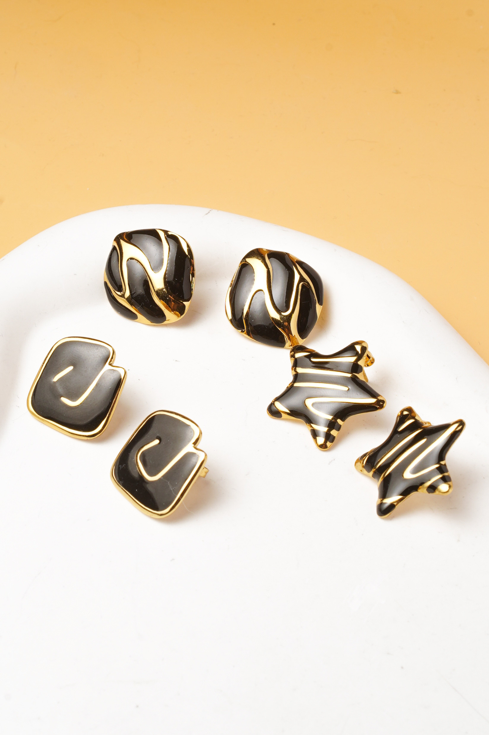 Grossiste Ceramik - Lot de 3 Paires de Boucles d'Oreilles Femme Noir & Doré – Motifs Géométriques et Étoile – Style Vintage Chic – 2 à 4 cm