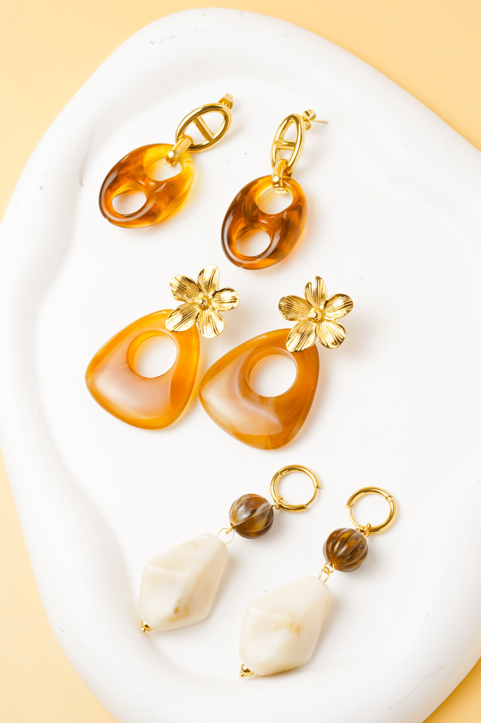 Grossiste Ceramik - LOT de 3 Paires - Boucles d'Oreilles Femme Pendantes - Résine Effet Ambre - Motifs Fleur, Géométrique et Perles - Taille 4 à 7 cm