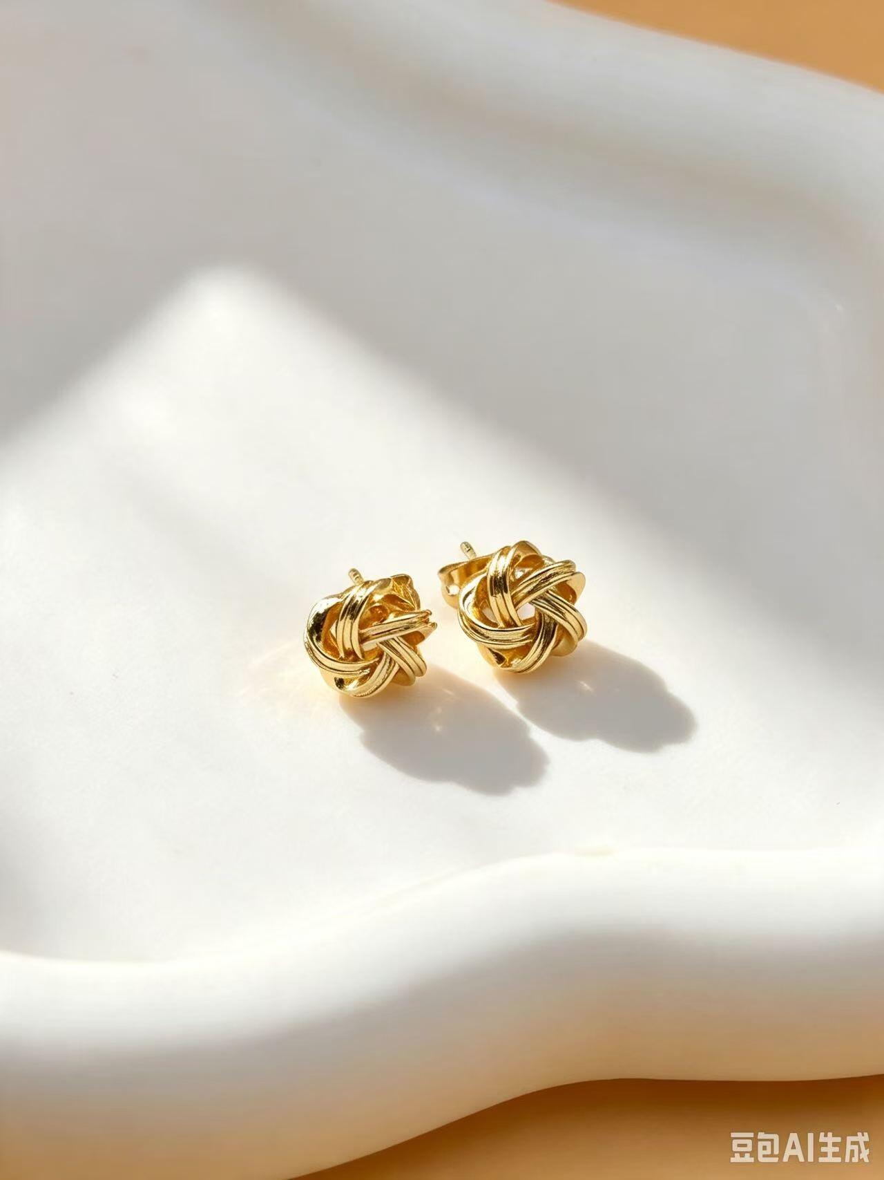 Grossiste Ceramik - Boucles d’oreilles nœud d’amour ajouré fantaisie doré