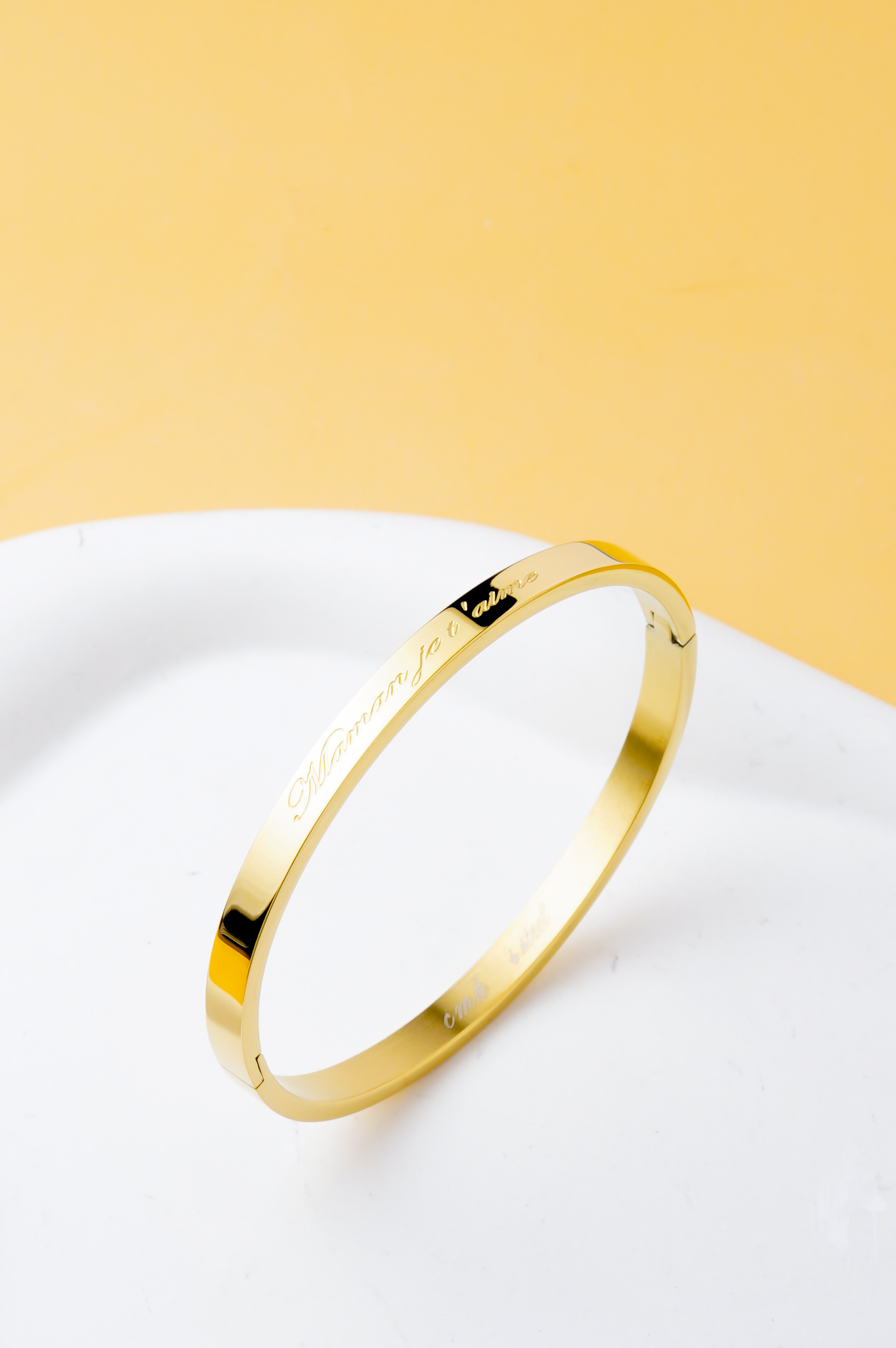 Grossiste Ceramik - Bracelet MESSAGE Femme Gravé – Jonc Acier Inoxydable | 5.5 x 6.5 cm | Couleur au Choix - Maman je t'aime