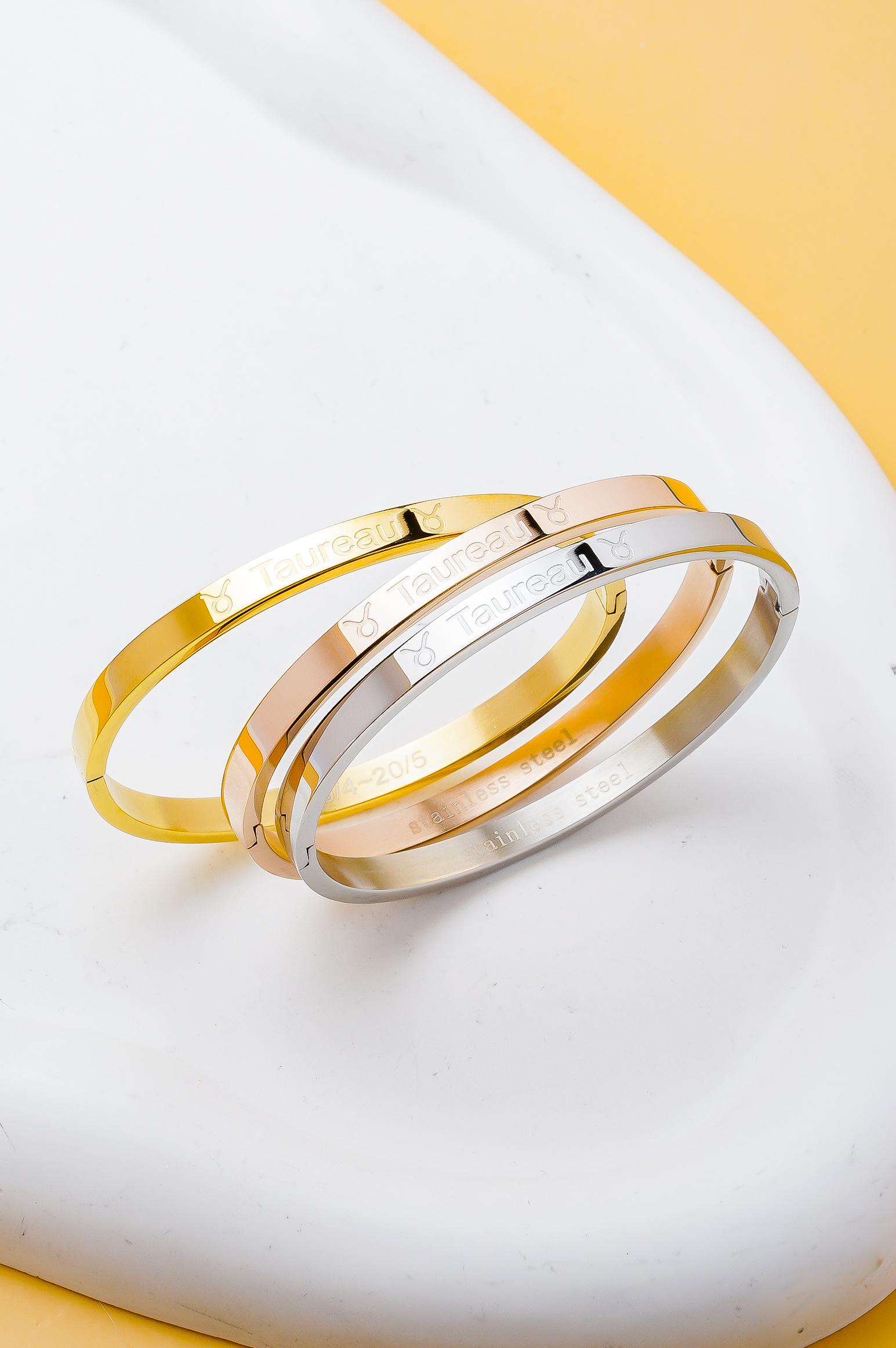 Grossiste Ceramik - Bracelet Femme Astrologie Taureau – Acier Inoxydable – Taille 5x6 cm – Forme Ovale – Couleur au Choix