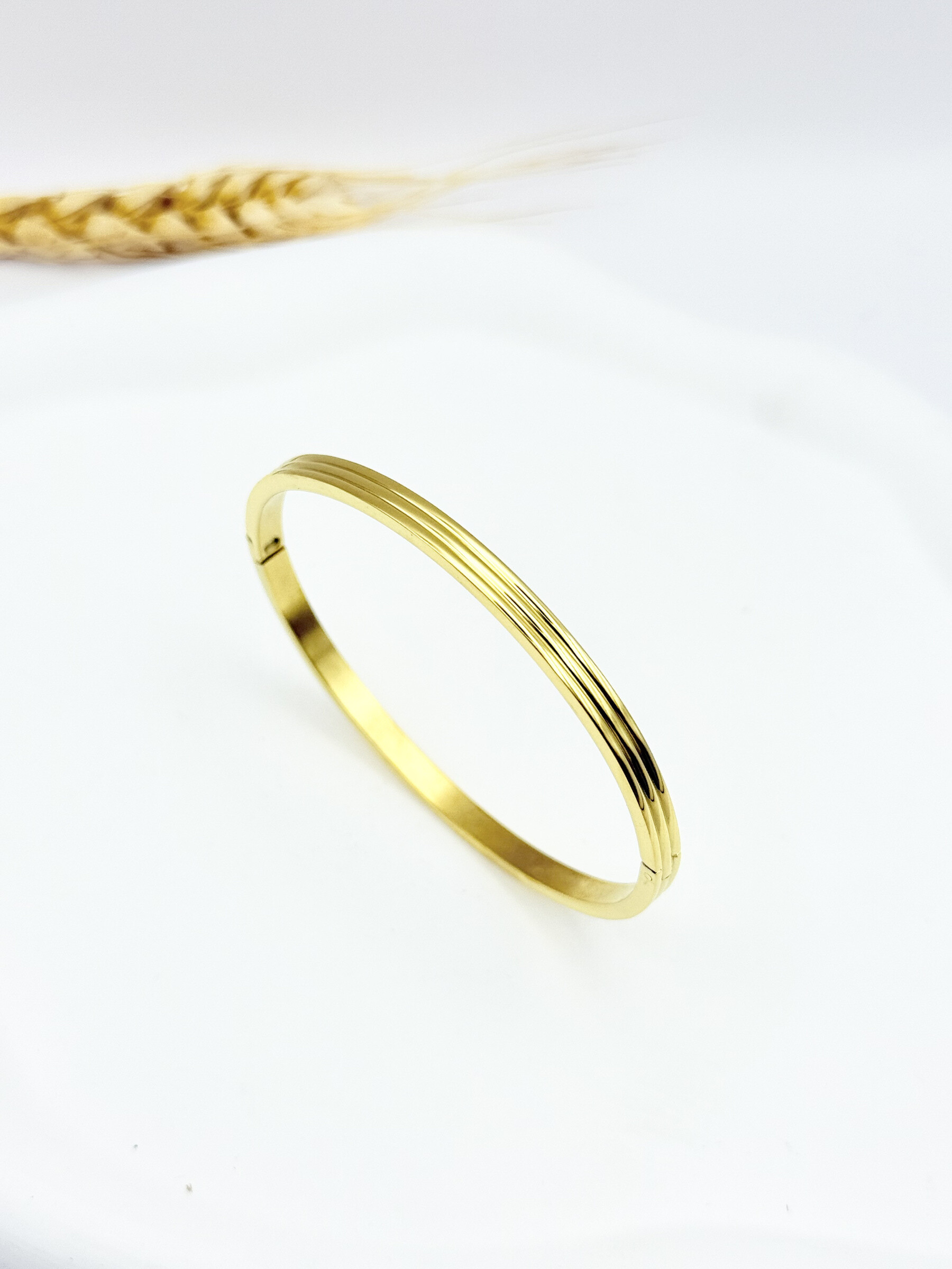 Wholesaler Ceramik - Gold stainless steel bangle bracelet - Smooth finish & discreet grooves