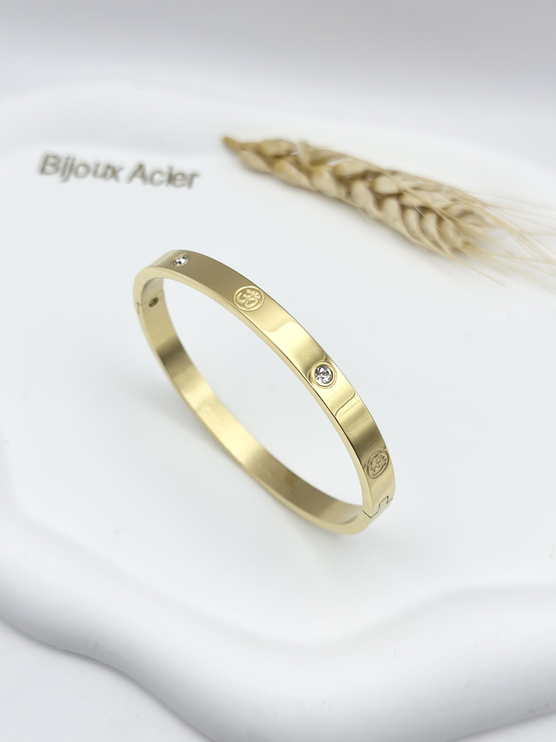 Grossiste Ceramik - Bracelet rigide en acier inoxydable avec motif 3D "Om" – Doré ou argenté