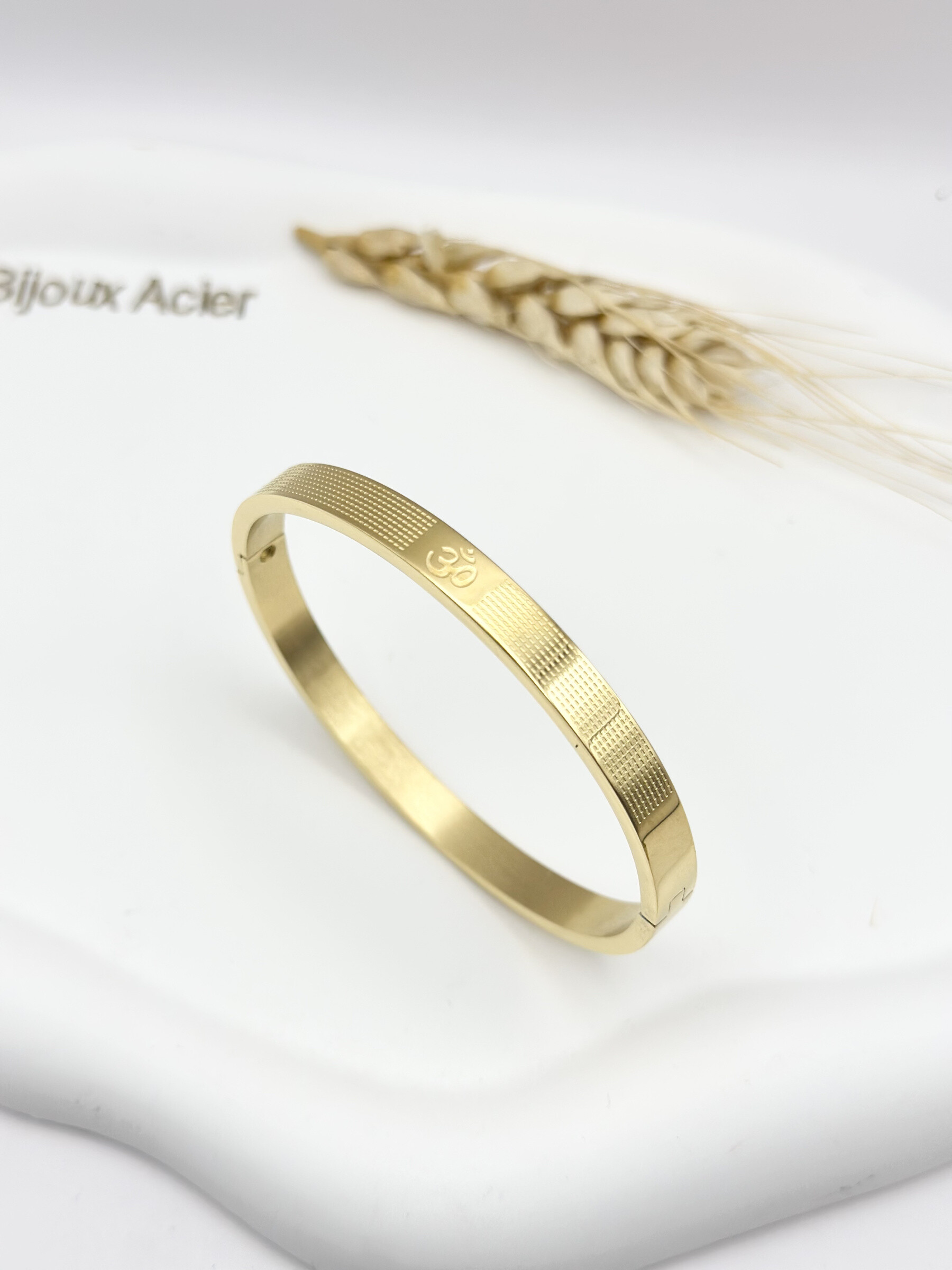 Grossiste Ceramik - Bracelet rigide en acier inoxydable avec motif "Om" gravé 6mm