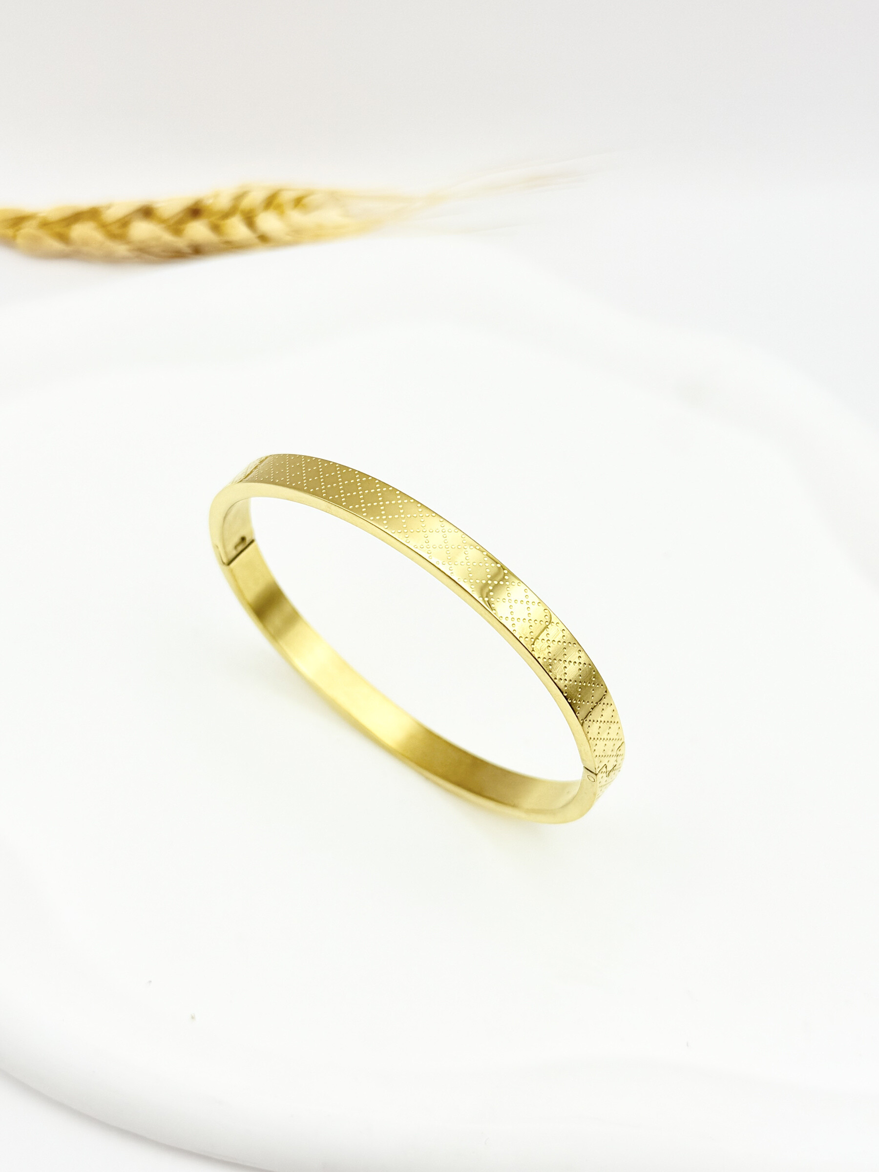 Wholesaler Ceramik - Gold stainless steel bangle bracelet - Elegant engraving & satin finish