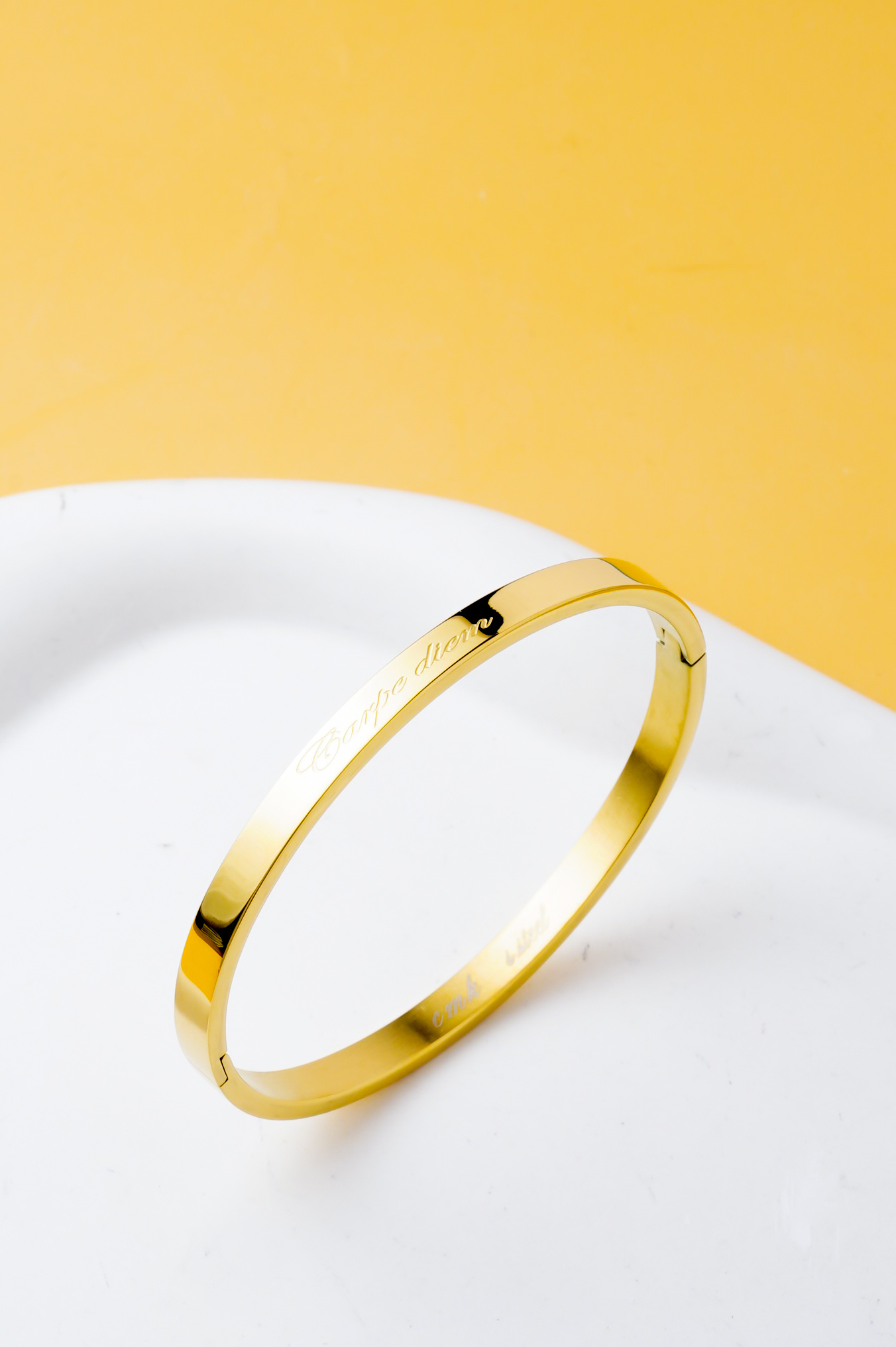 Grossiste Ceramik - Bracelet Message Femme Carpe diem – Acier Inoxydable | Jonc Élégant | 5.5 x 6.5 cm | Couleur au Choix